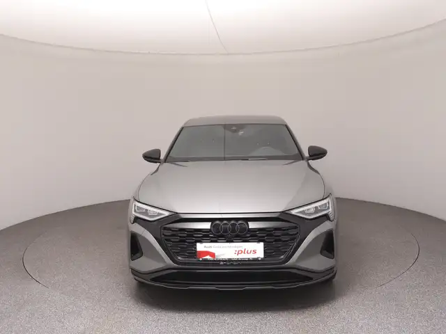 Audi Q8 view 3