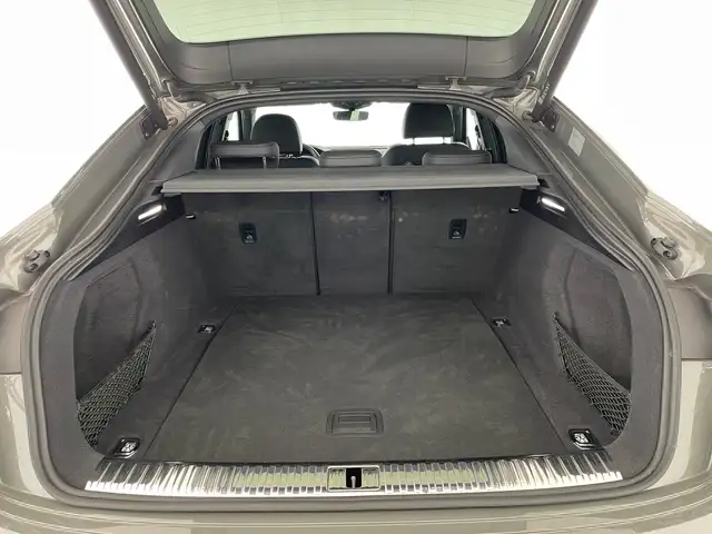 Audi Q8 view 8