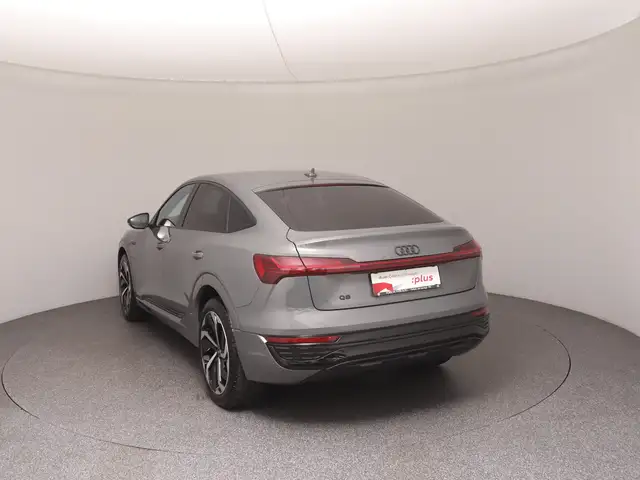 Audi Q8 view 5