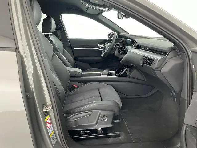 Audi Q8 view 11