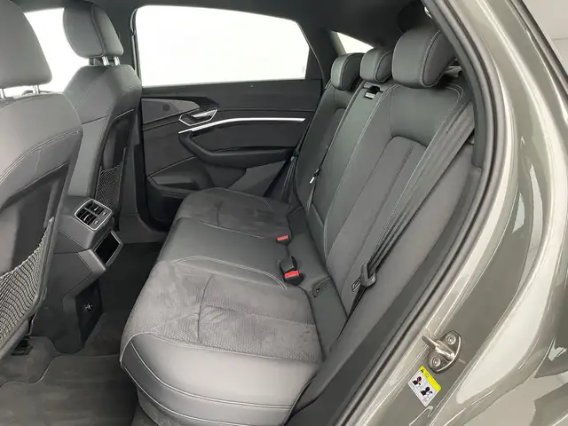 Audi Q8 view 12