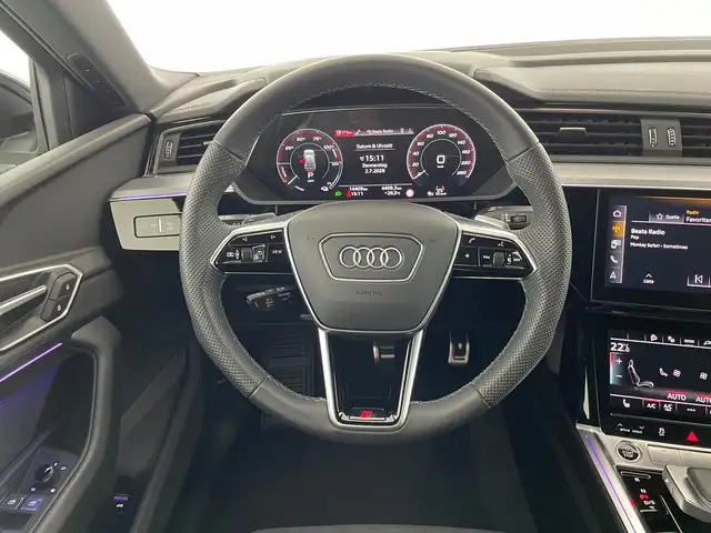 Audi Q8 view 13