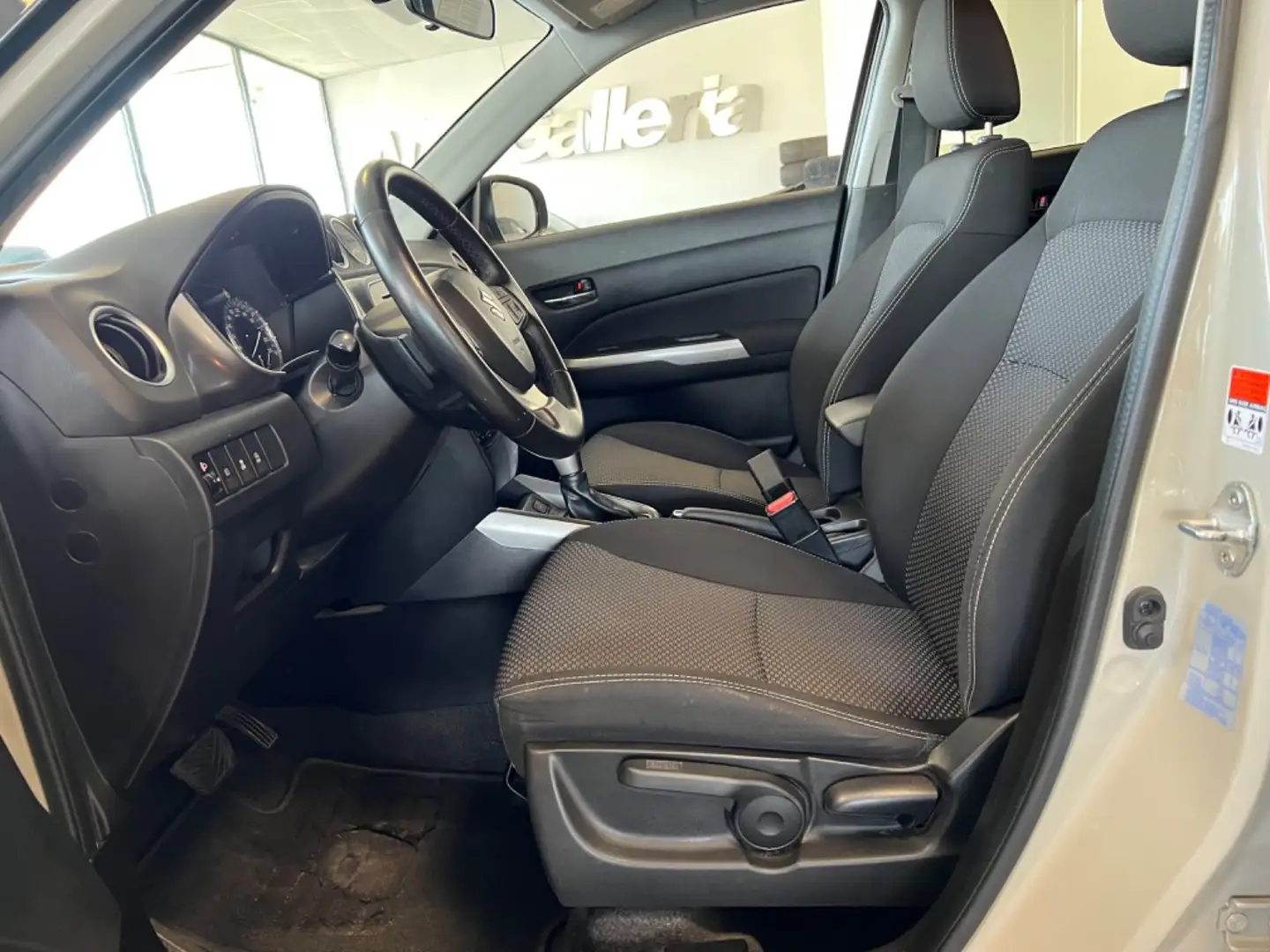 Suzuki Vitara 1.0 Automatik Kamera Navi AHK Klimaauto. Beige - 2