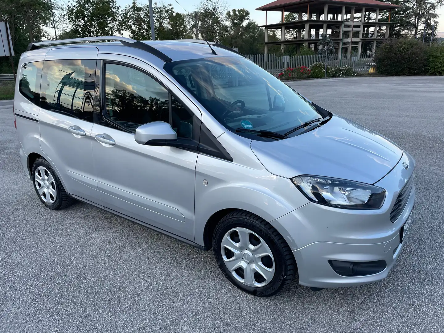 Ford Tourneo Courier Plus 1.5 TDCI 75CV S&S Argent - 2