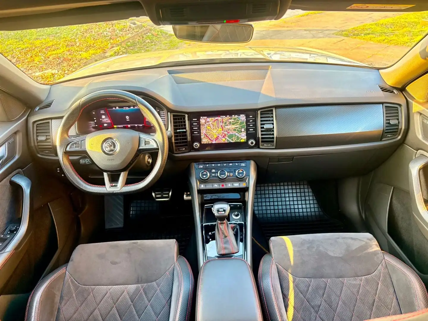 Skoda Kodiaq RS 4x4 7.Sitze / Automatik / Navi /Pano Grau - 2