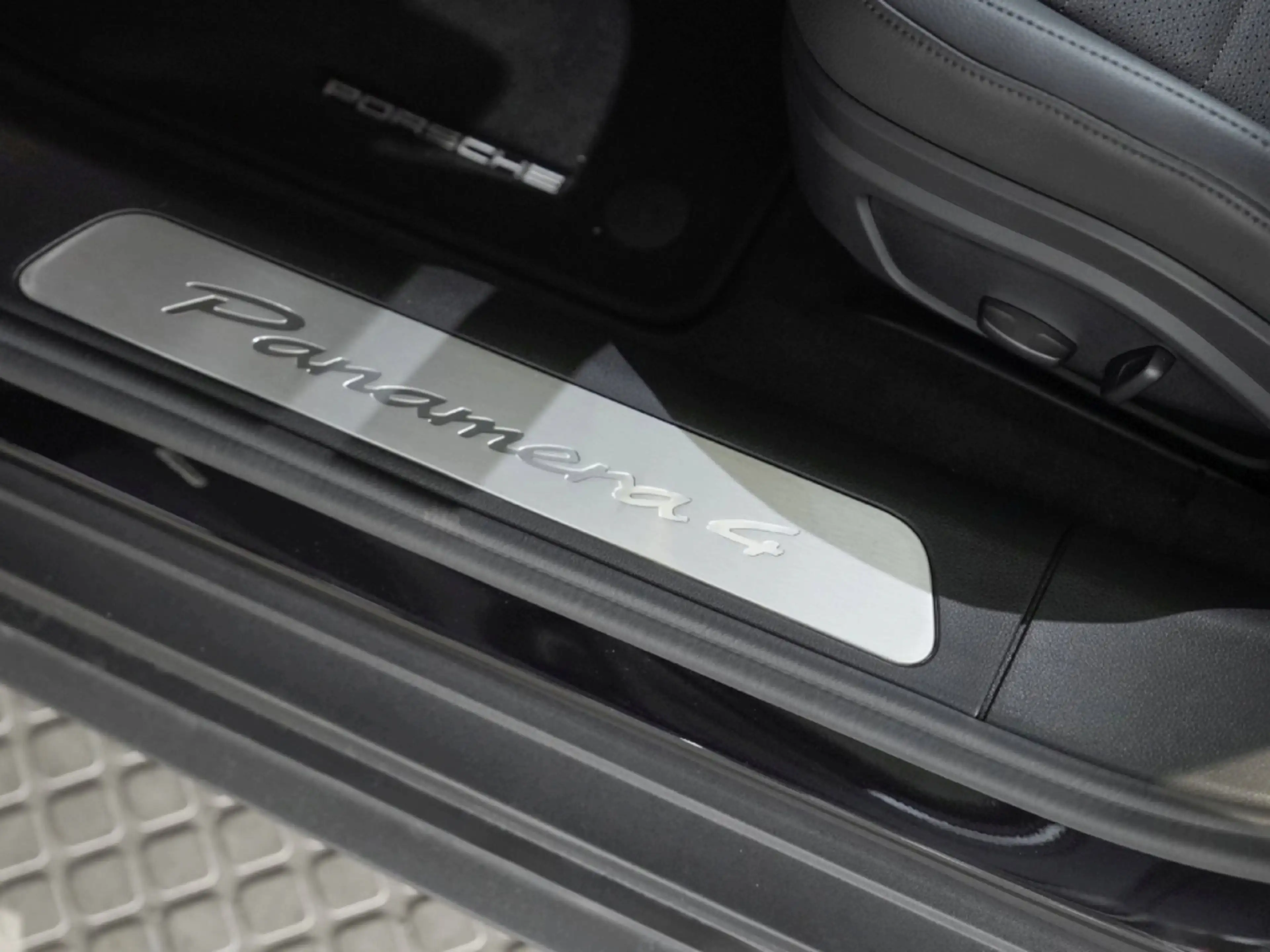 Porsche Panamera 4 — photo 10