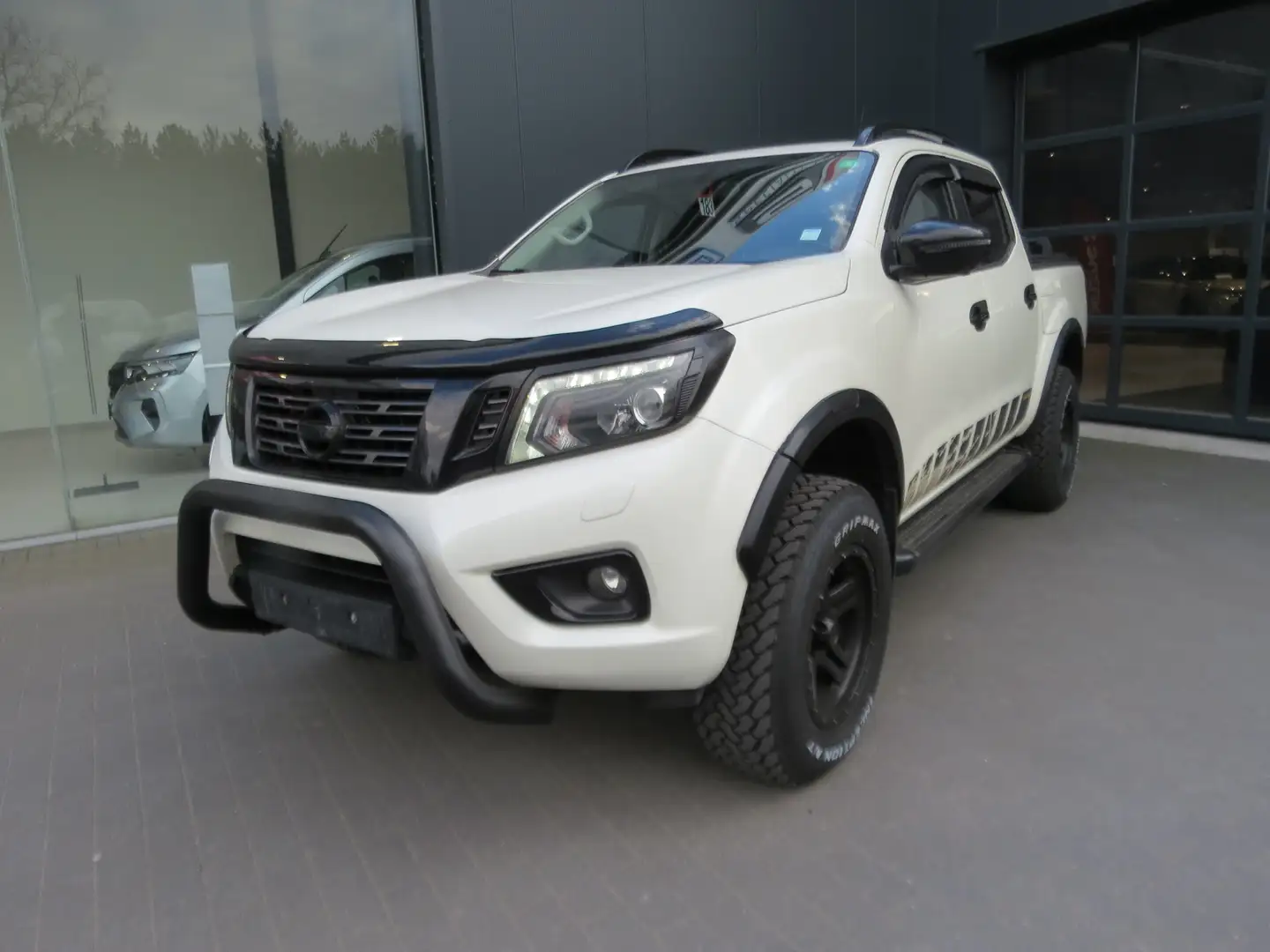 Nissan NP300 2.3 dCi 4WD N-Guard Blanc - 1