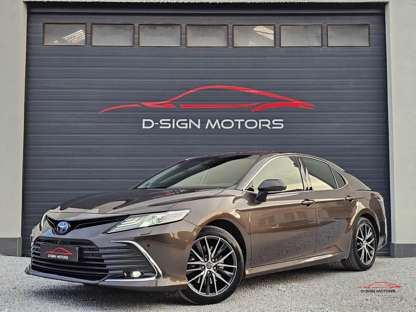Toyota Camry 2.5 HYBRID (178ch) PREMIUM PLUS 2021 67.613km !! Brun - 1