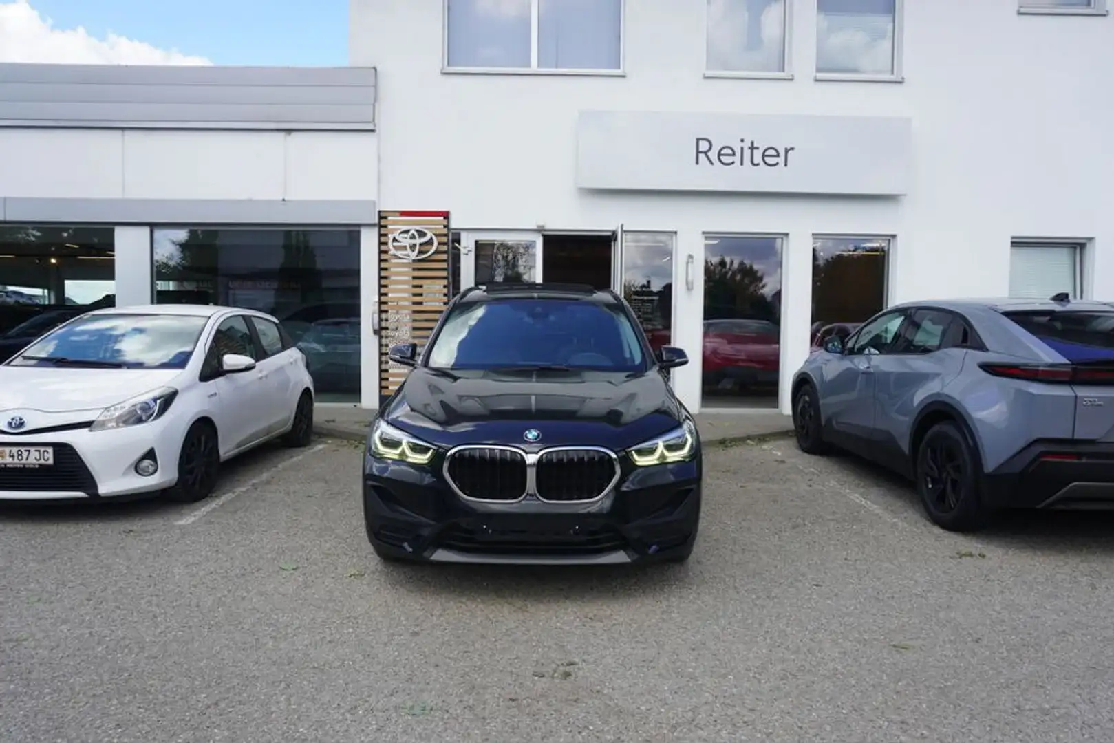 BMW X1 sDrive18d Aut. *LED*PANO*SHZ* Schwarz - 1