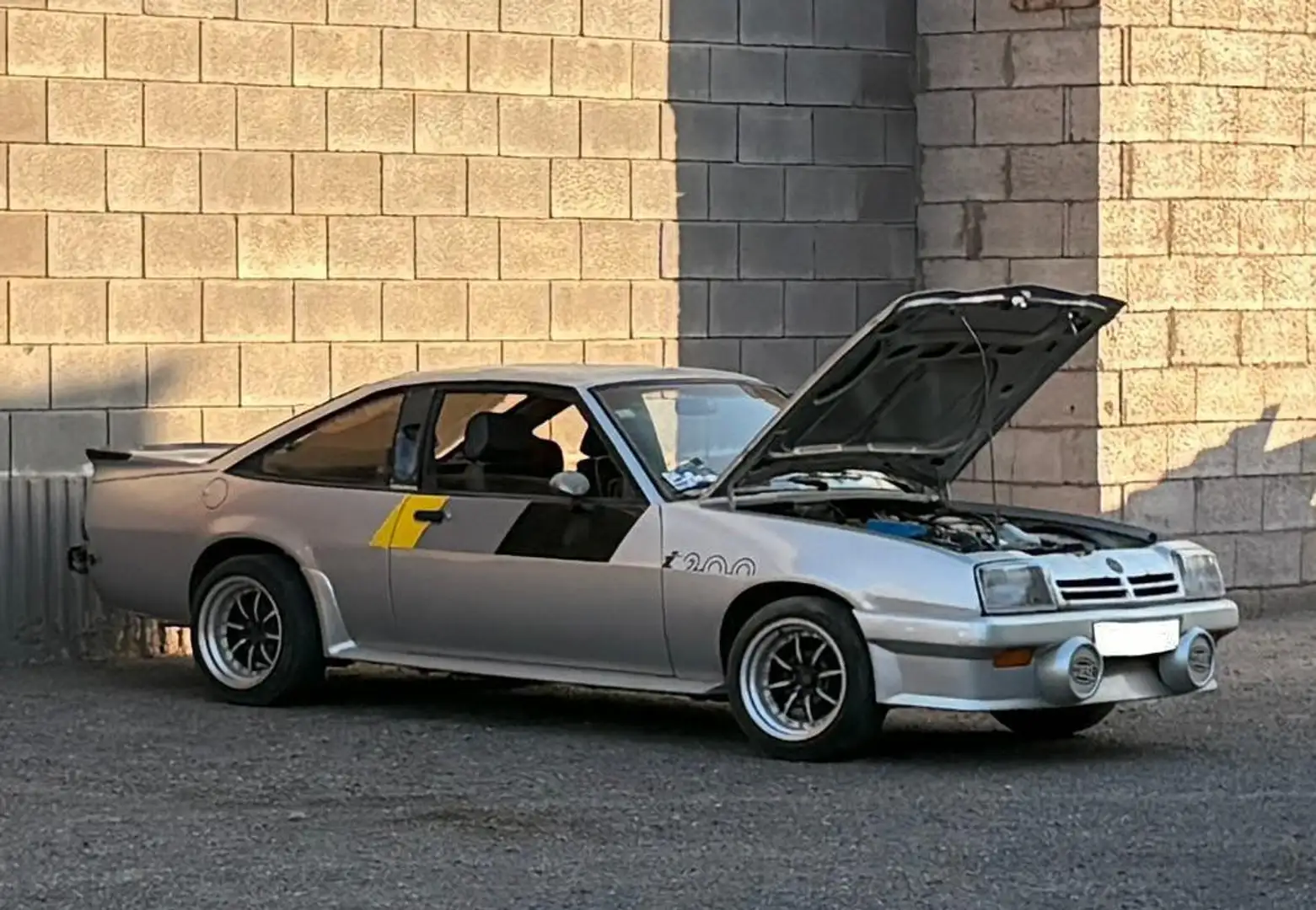 Opel Manta Manta i200 Срібний - 1