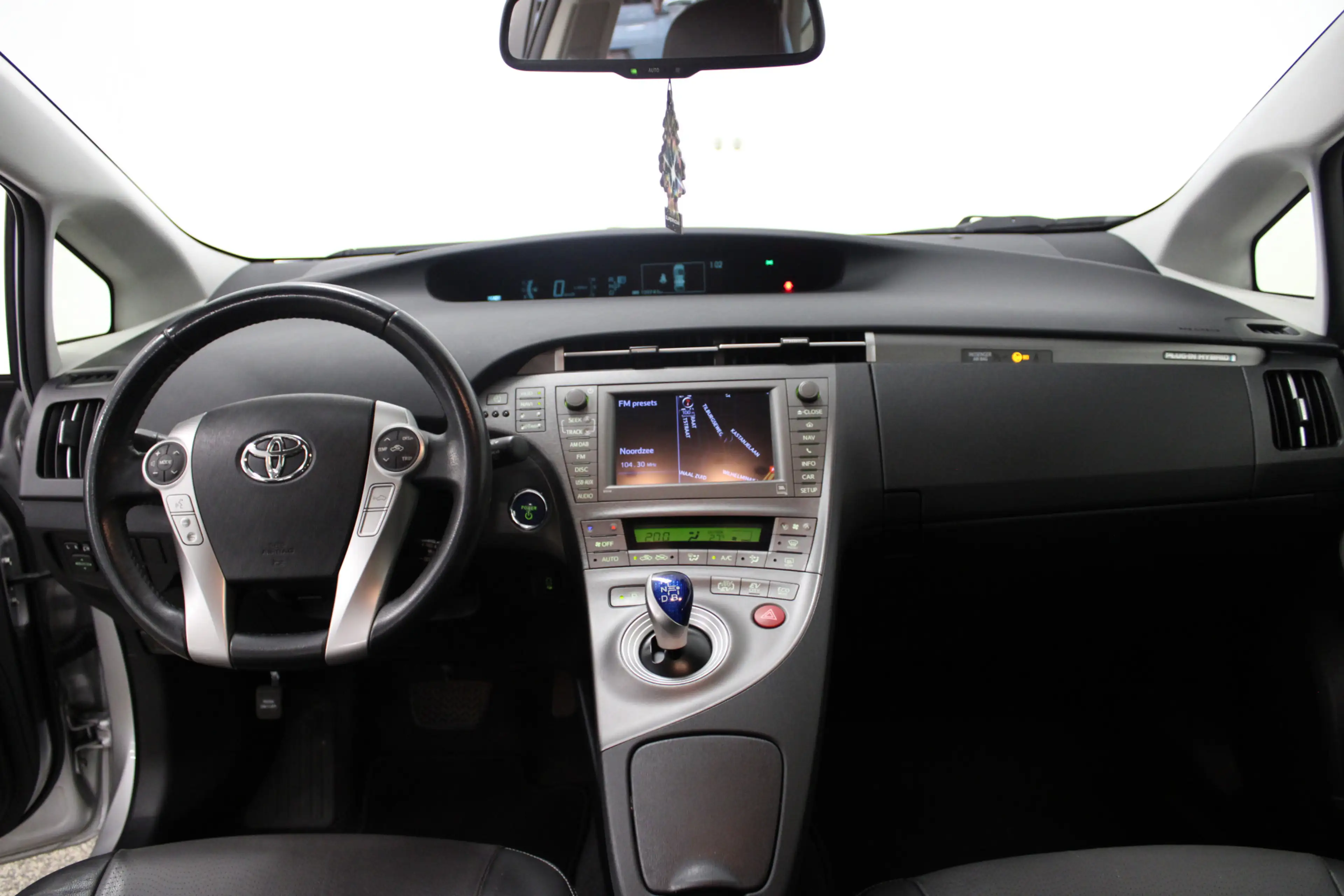Toyota Prius 1.8 Plug-in Executive Business — photo 4