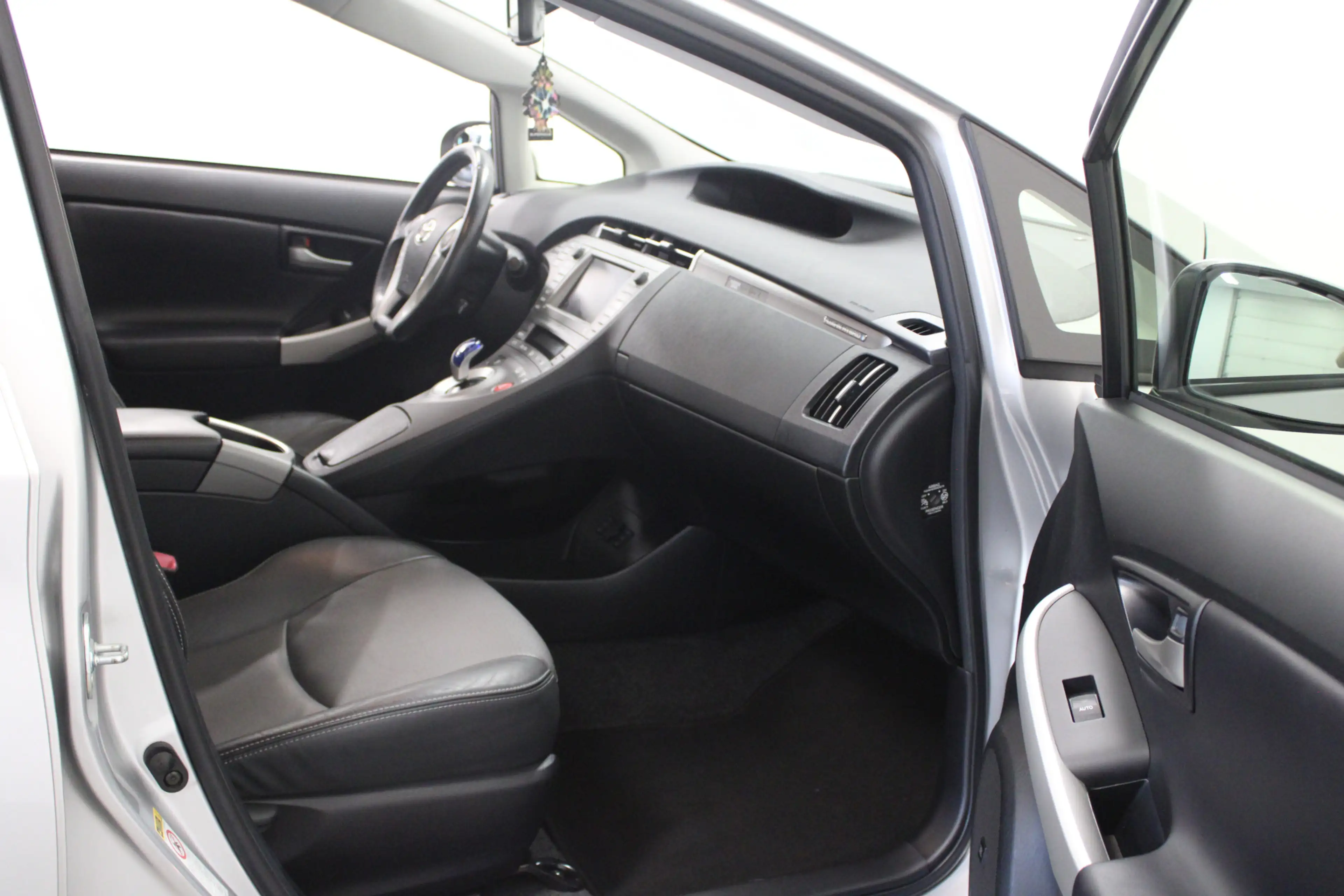 Toyota Prius 1.8 Plug-in Executive Business — photo 9