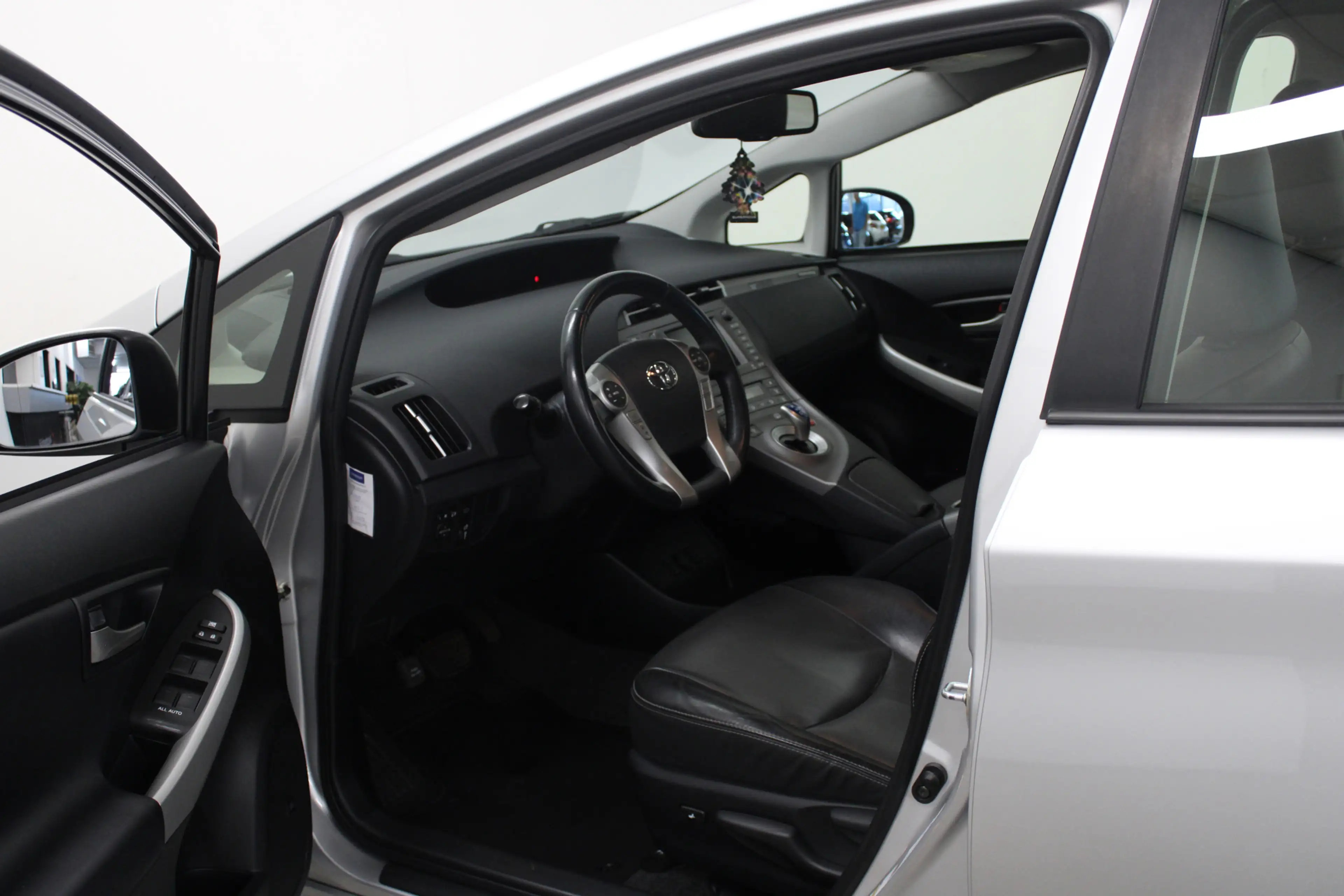 Toyota Prius 1.8 Plug-in Executive Business — photo 10