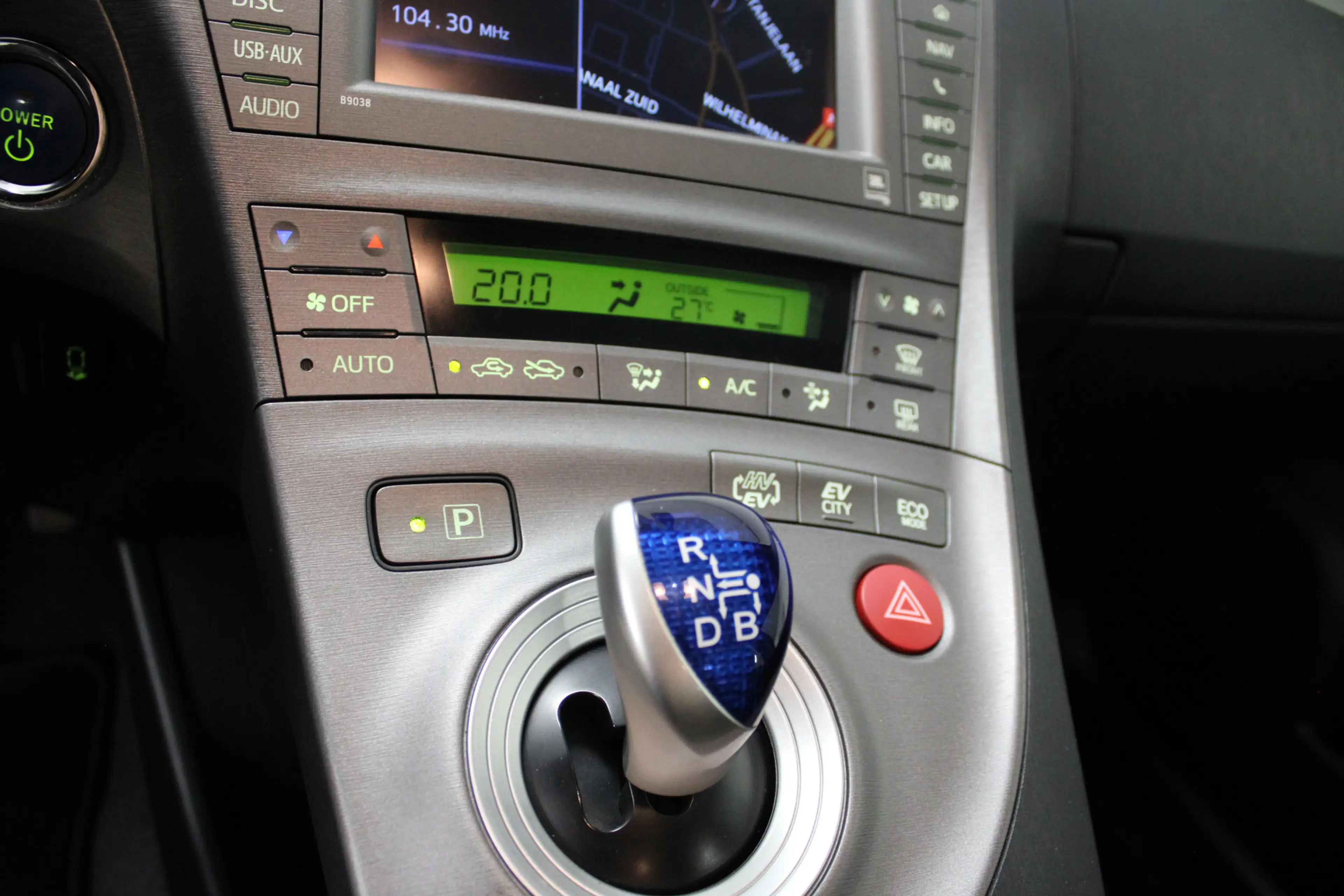Toyota Prius 1.8 Plug-in Executive Business — photo 17