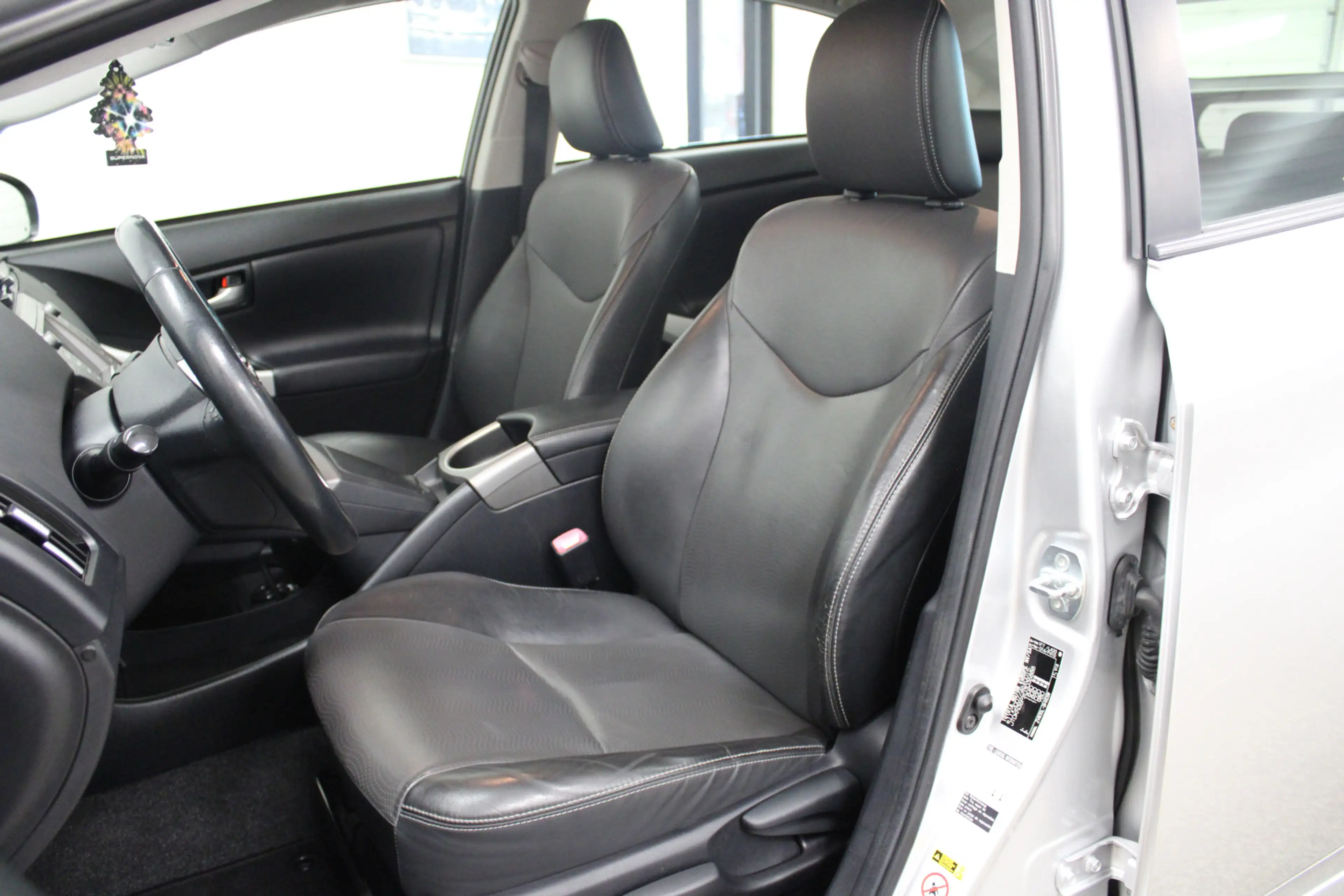 Toyota Prius 1.8 Plug-in Executive Business — photo 3