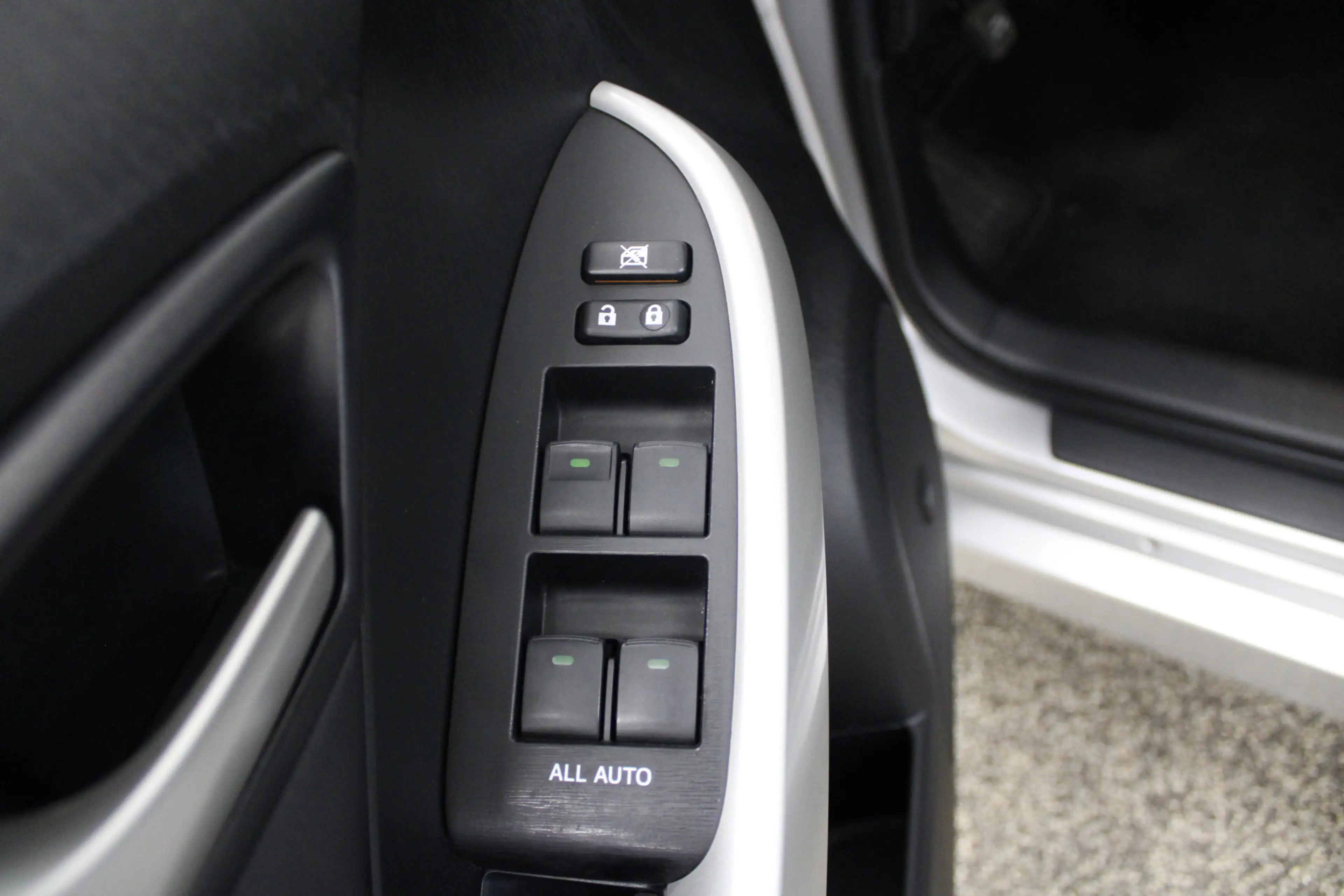 Toyota Prius 1.8 Plug-in Executive Business — photo 18