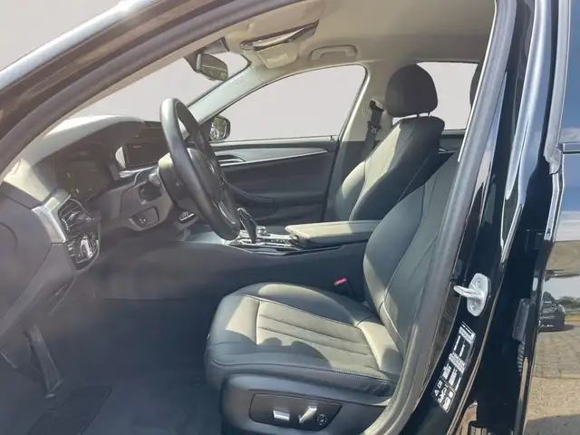 BMW 5 Series view 10