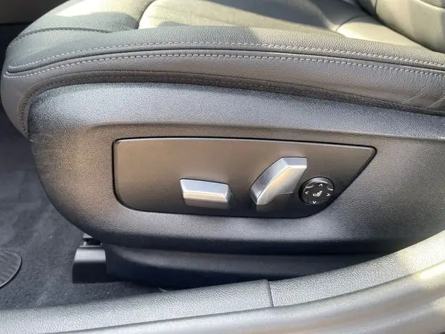 BMW 5 Series view 11
