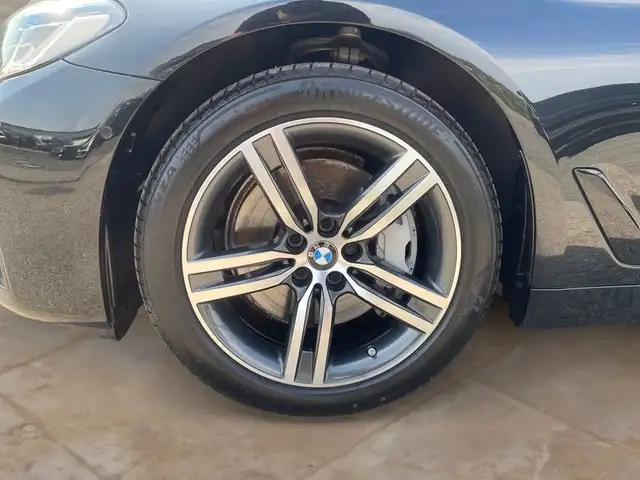 BMW 5 Series view 18
