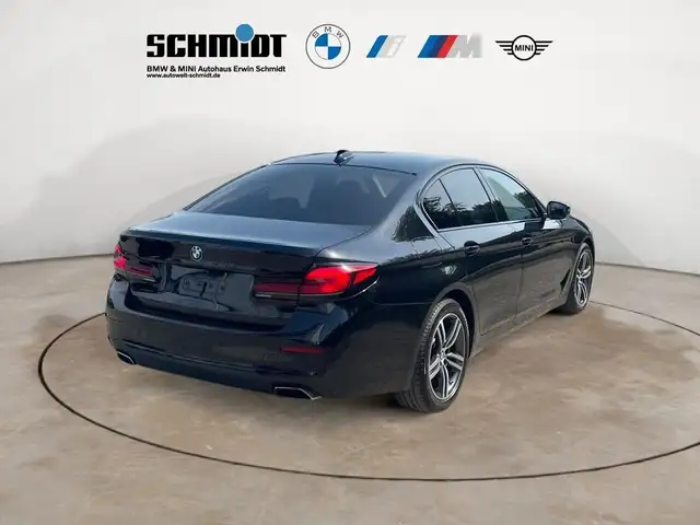 BMW 5 Series view 4
