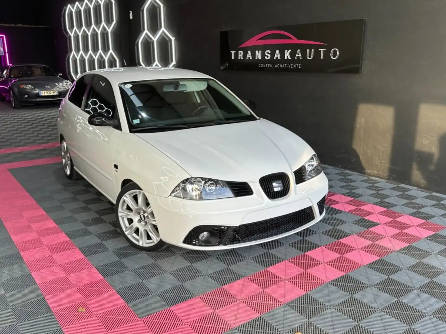 SEAT Ibiza 1.9 TDI 100 ch ~ Climatisation automatique ~ Bluetooth ~ Écran multimedia ~ Jantes 17 Blanc - 1