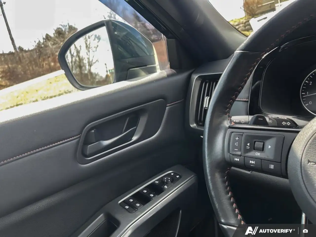Nissan Pathfinder снимка Nissan Pathfinder