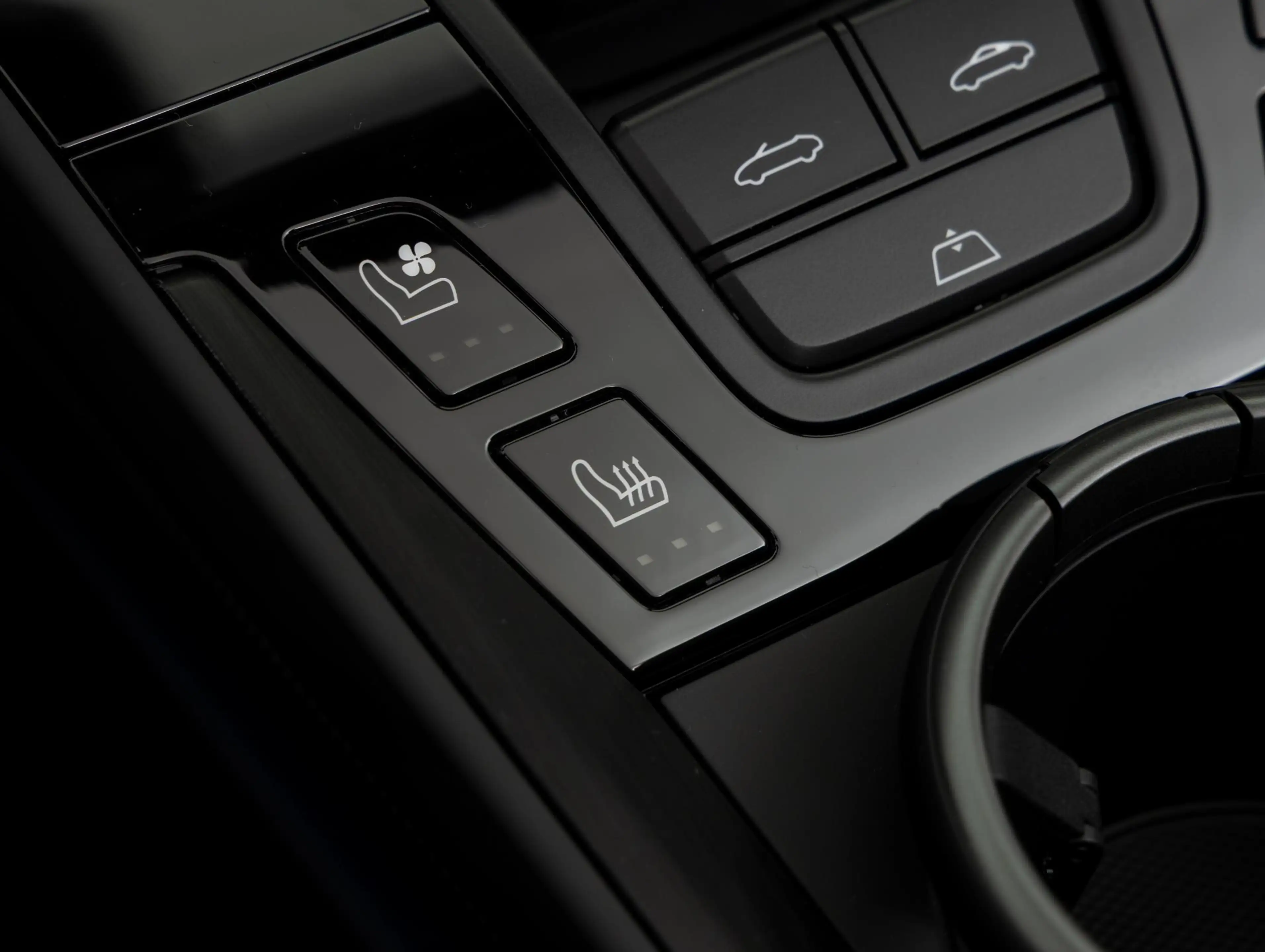 Porsche 992 Cabrio 3.6 T-Hybrid Carrera 4 GTS — photo 47