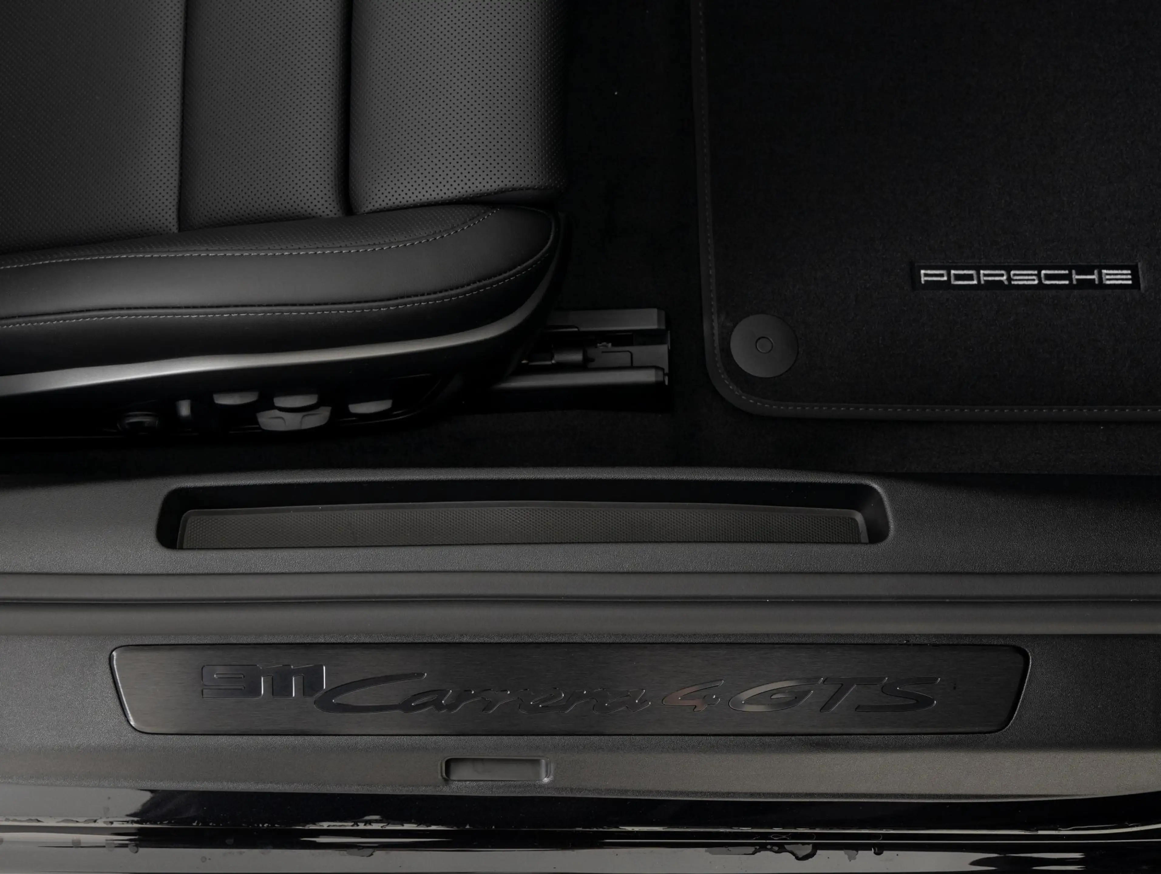 Porsche 992 Cabrio 3.6 T-Hybrid Carrera 4 GTS — photo 14