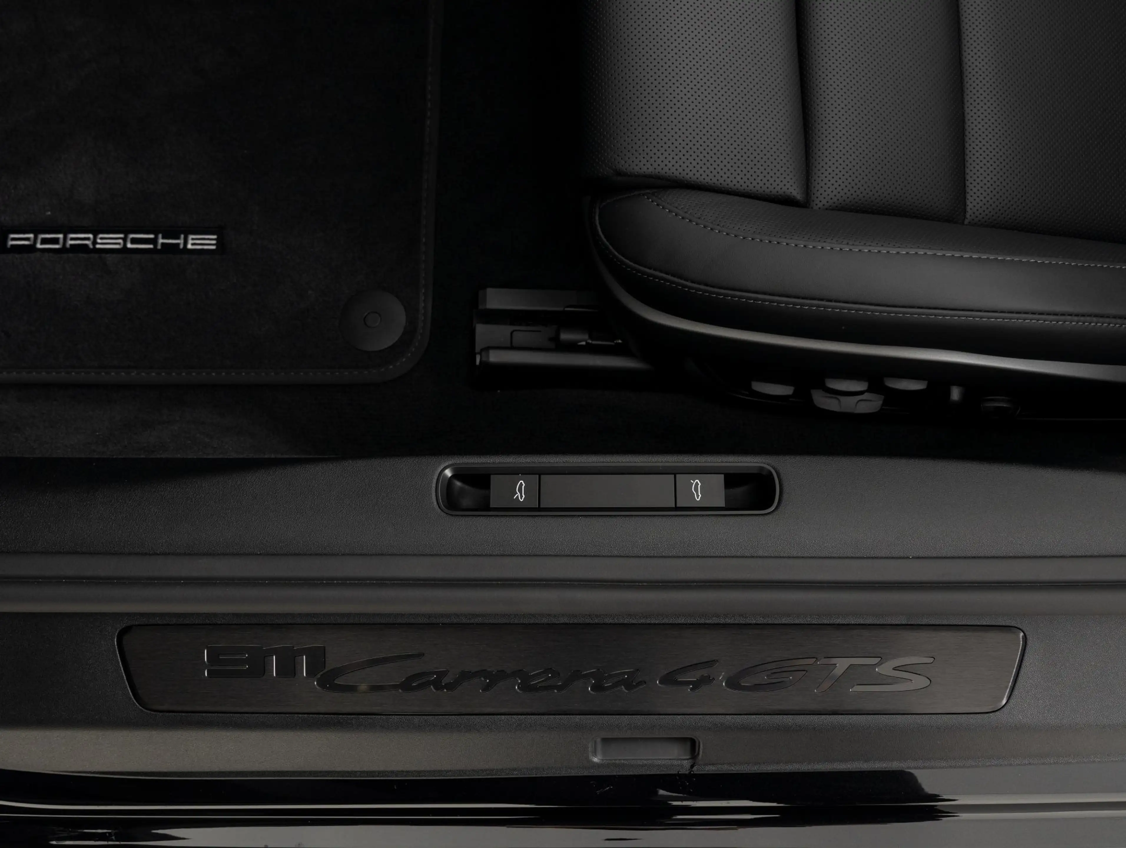 Porsche 992 Cabrio 3.6 T-Hybrid Carrera 4 GTS — photo 15