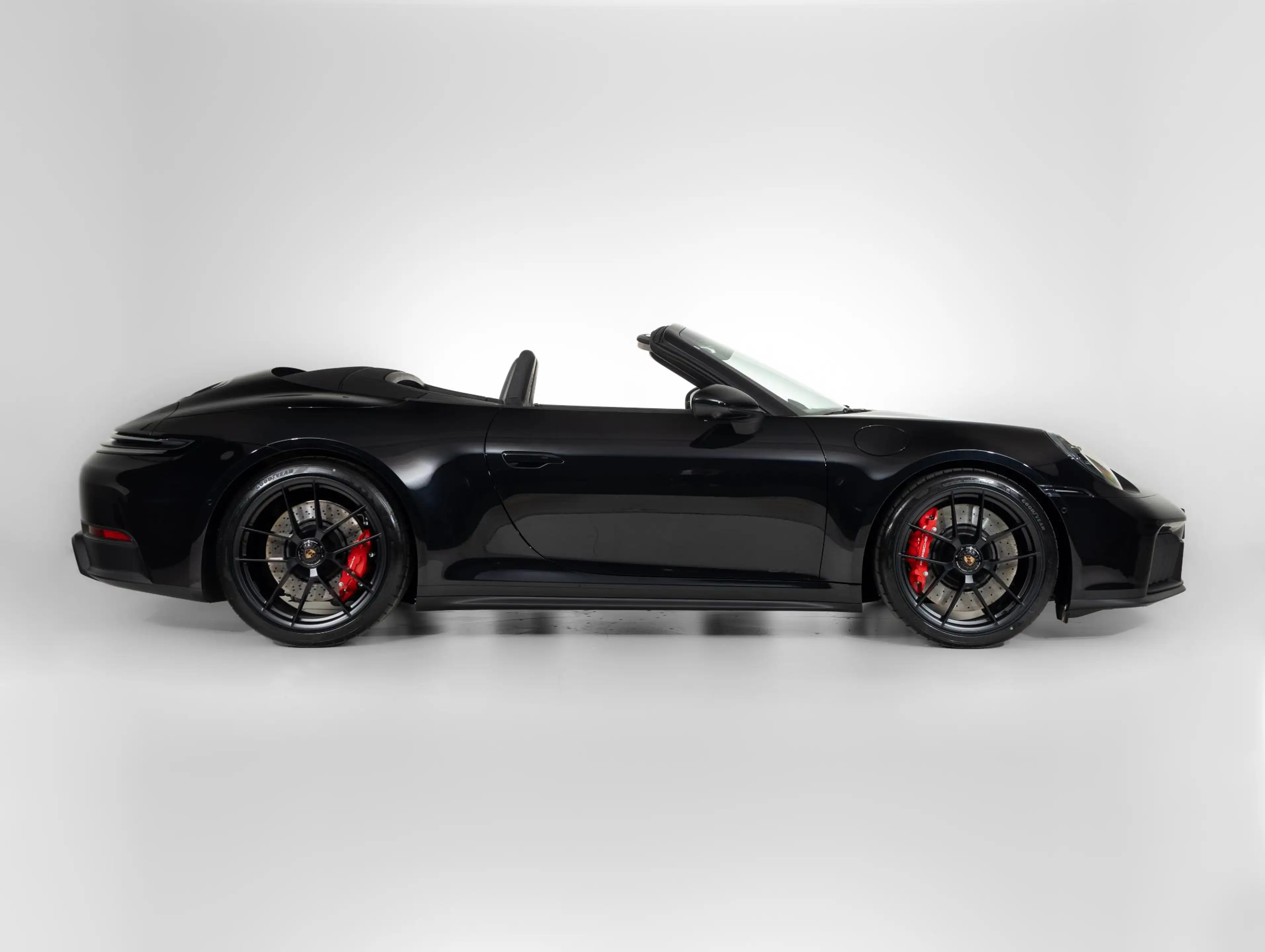 Porsche 992 Cabrio 3.6 T-Hybrid Carrera 4 GTS — photo 40