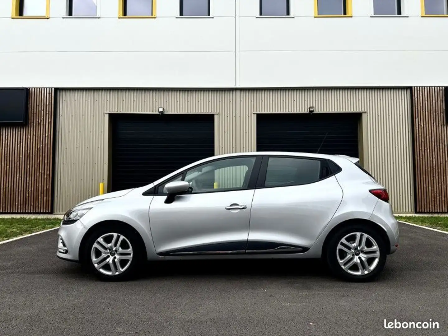 Renault Clio IV 0.9 TCE 90CH GENERATION GRATUITE Gris - 2
