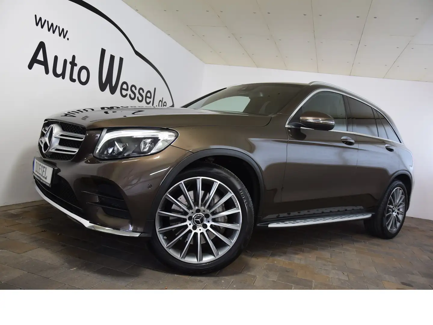 Mercedes-Benz GLC 250 d 4Matic AMG-Paket LED Navi AHK T-Leder Braun - 1