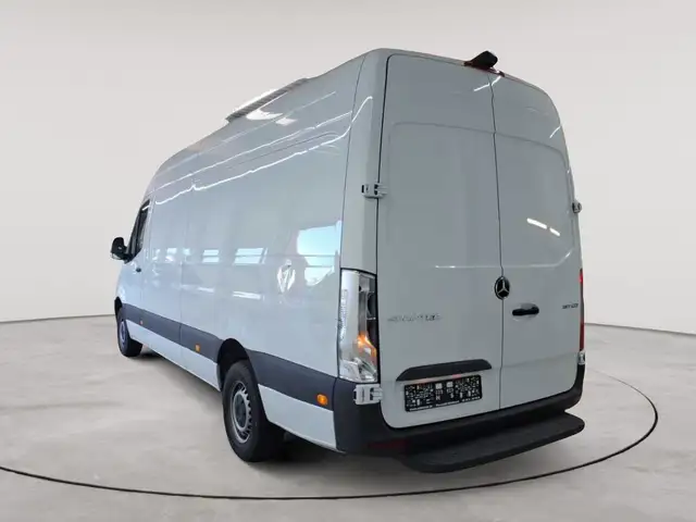 Mercedes-Benz Sprinter view 2