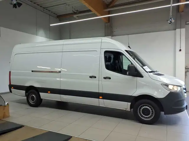Mercedes-Benz Sprinter view 3