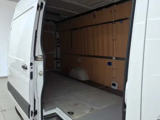 Mercedes-Benz Sprinter view 9
