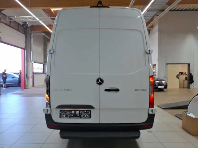 Mercedes-Benz Sprinter view 5