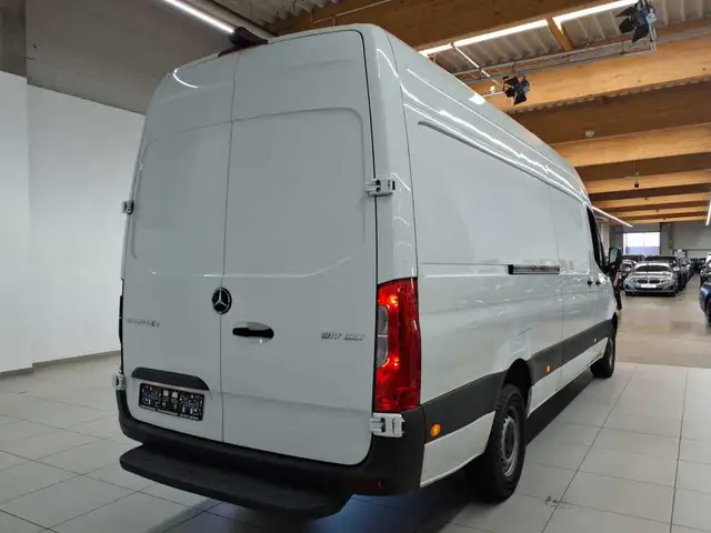 Mercedes-Benz Sprinter view 4