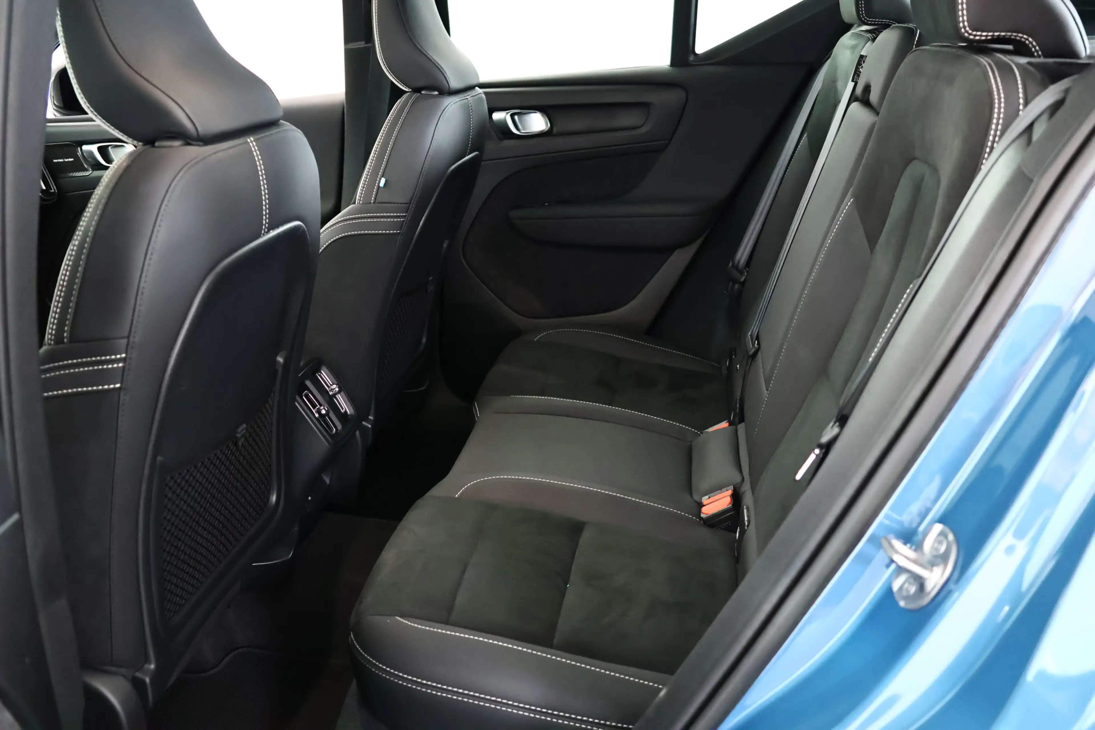 Volvo XC40 2.0 B4 AWD Ultimate Dark Pano / ACC / Harman Kardo — photo 17