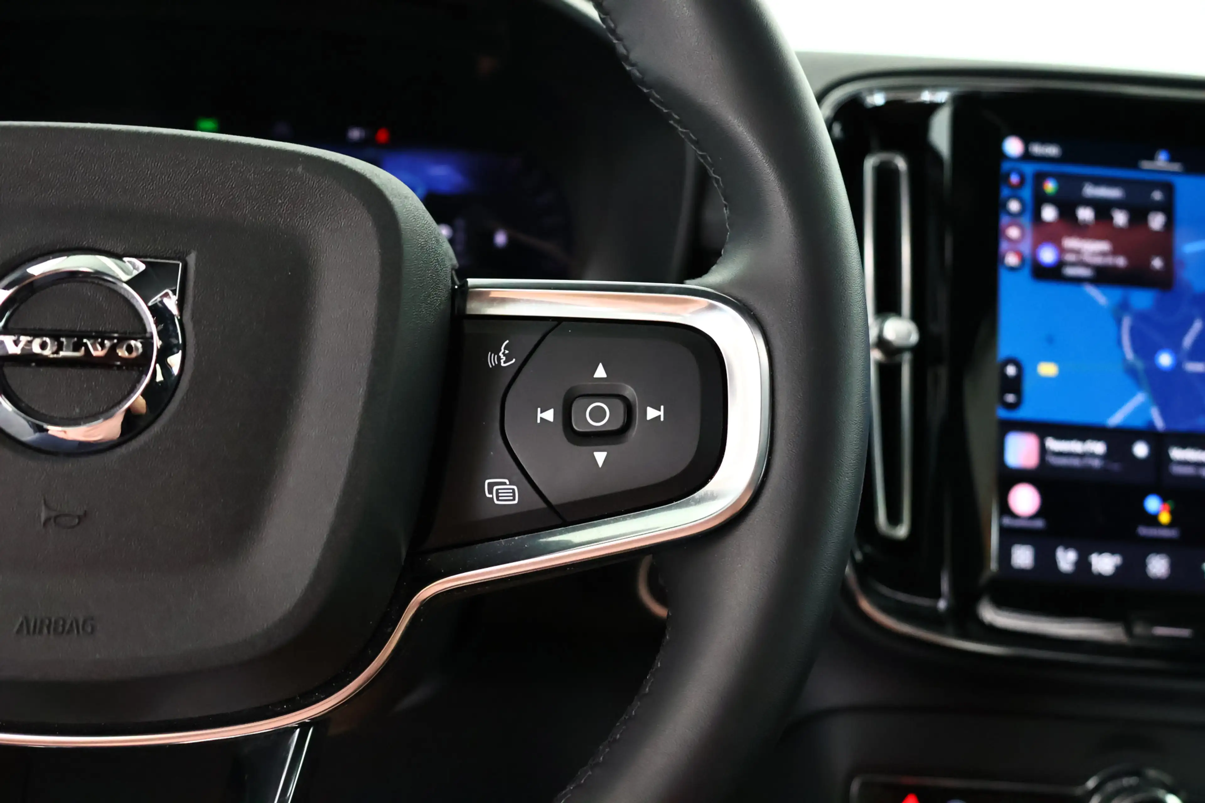 Volvo XC40 2.0 B4 AWD Ultimate Dark Pano / ACC / Harman Kardo — photo 28