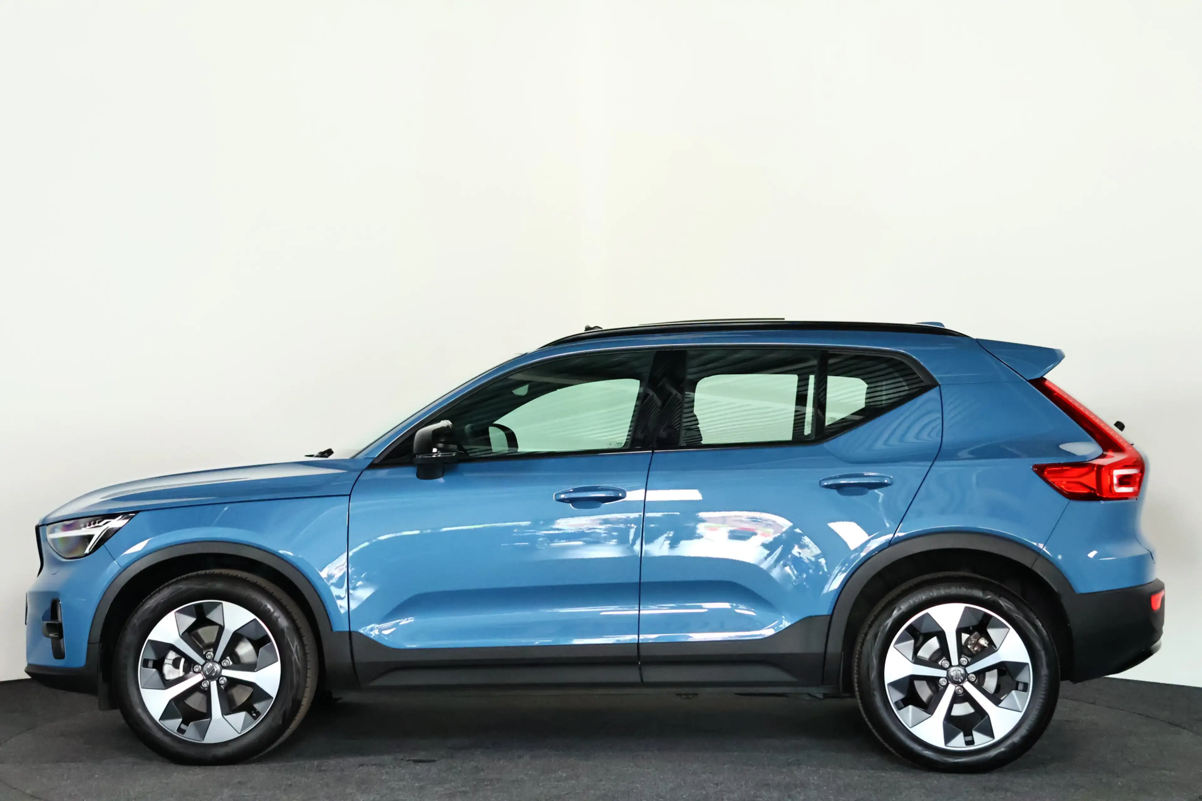 Volvo XC40 2.0 B4 AWD Ultimate Dark Pano / ACC / Harman Kardo — photo 35