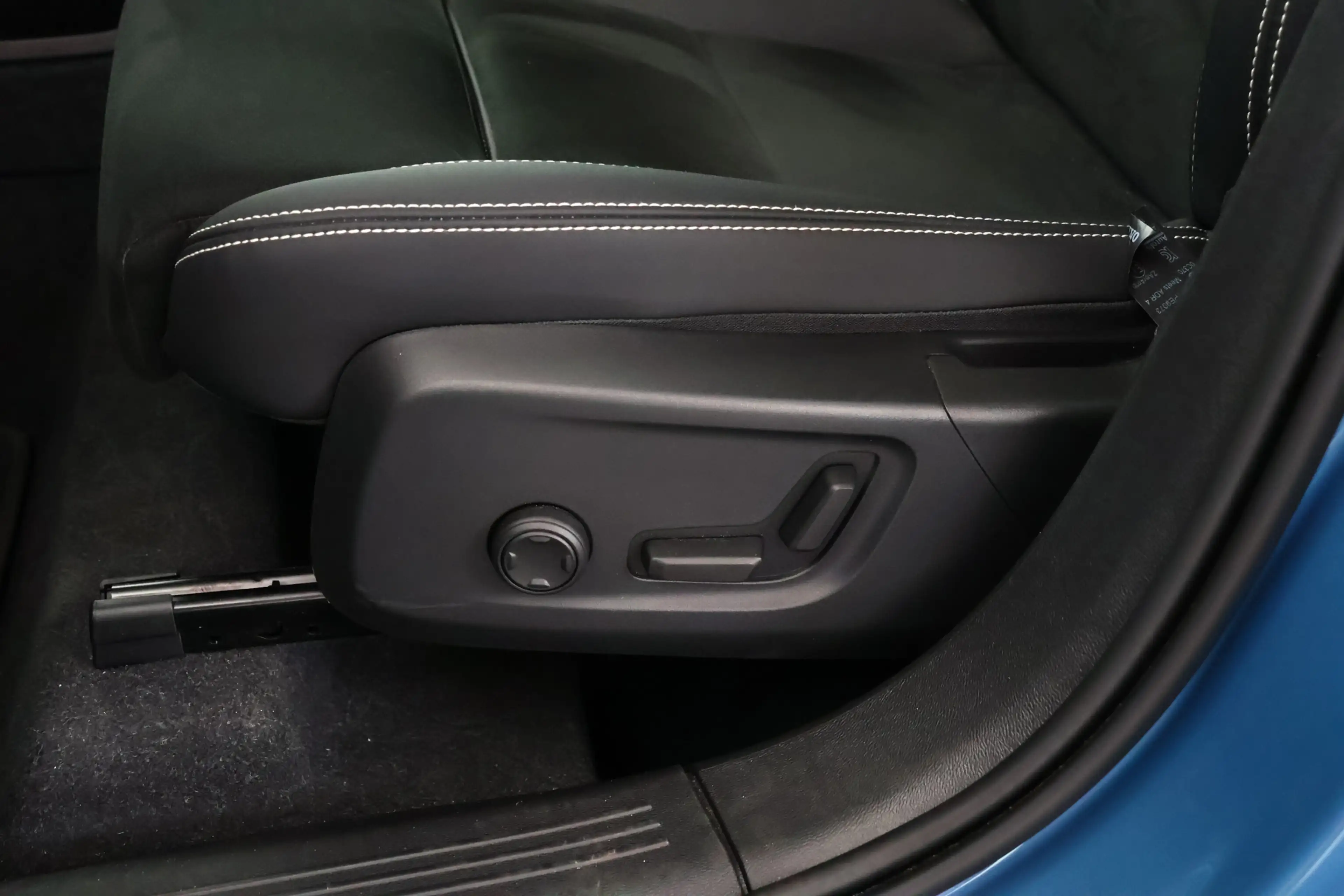 Volvo XC40 2.0 B4 AWD Ultimate Dark Pano / ACC / Harman Kardo — photo 32