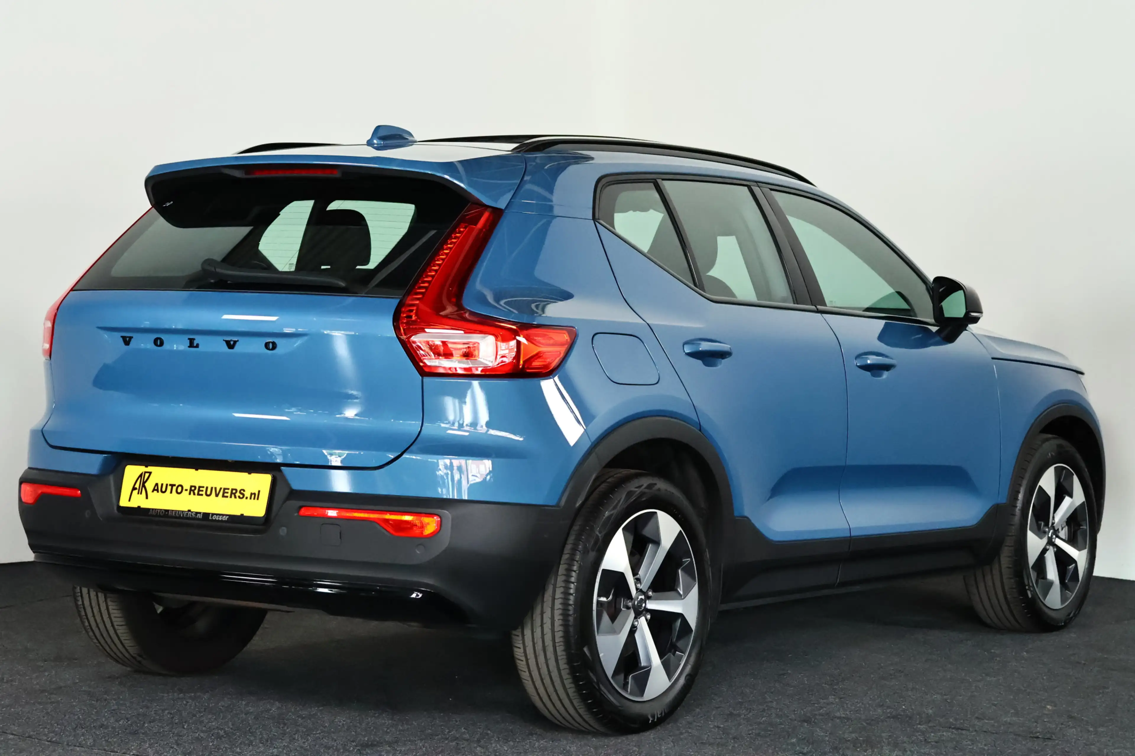 Volvo XC40 2.0 B4 AWD Ultimate Dark Pano / ACC / Harman Kardo — photo 2