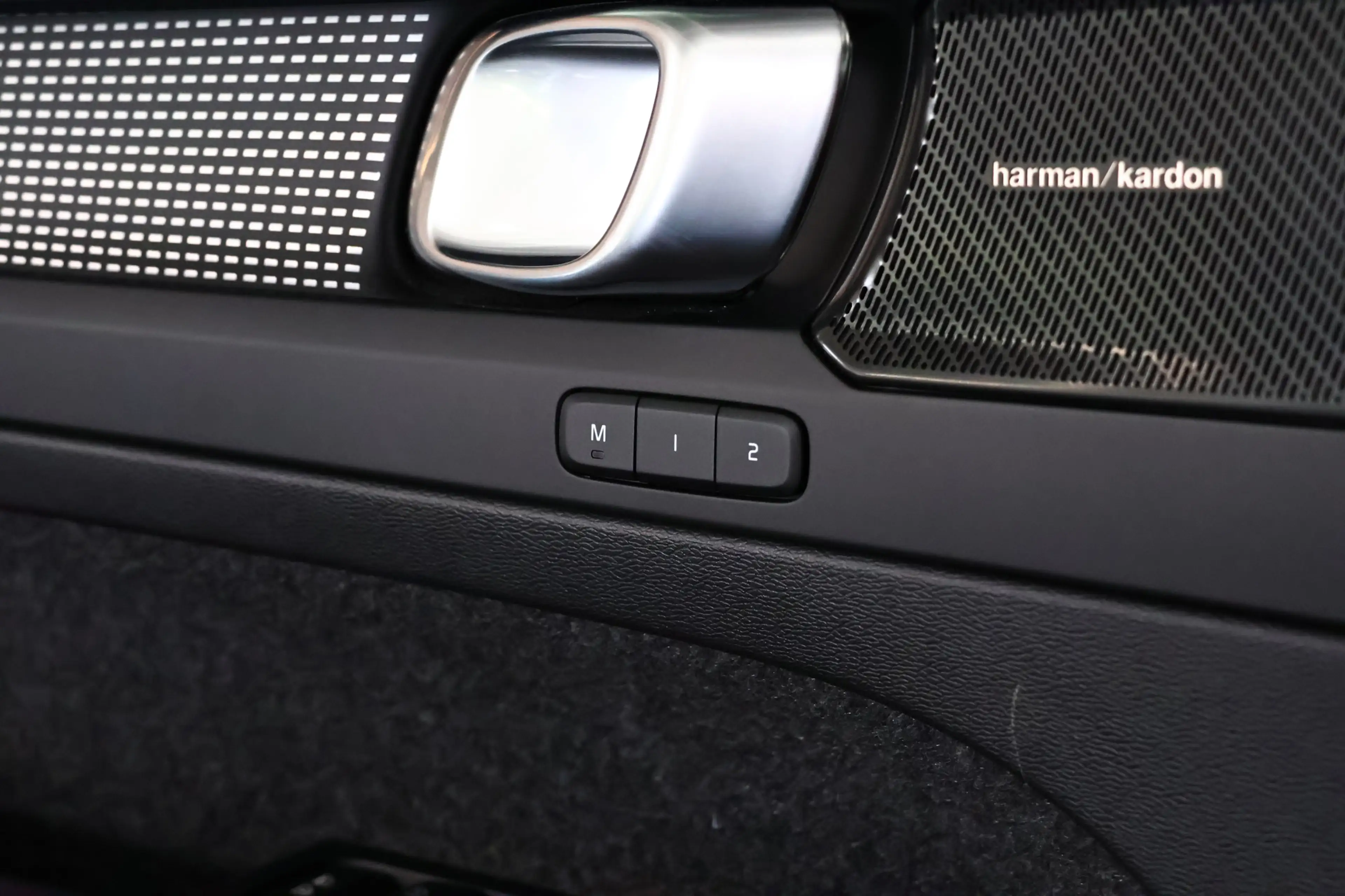 Volvo XC40 2.0 B4 AWD Ultimate Dark Pano / ACC / Harman Kardo — photo 31