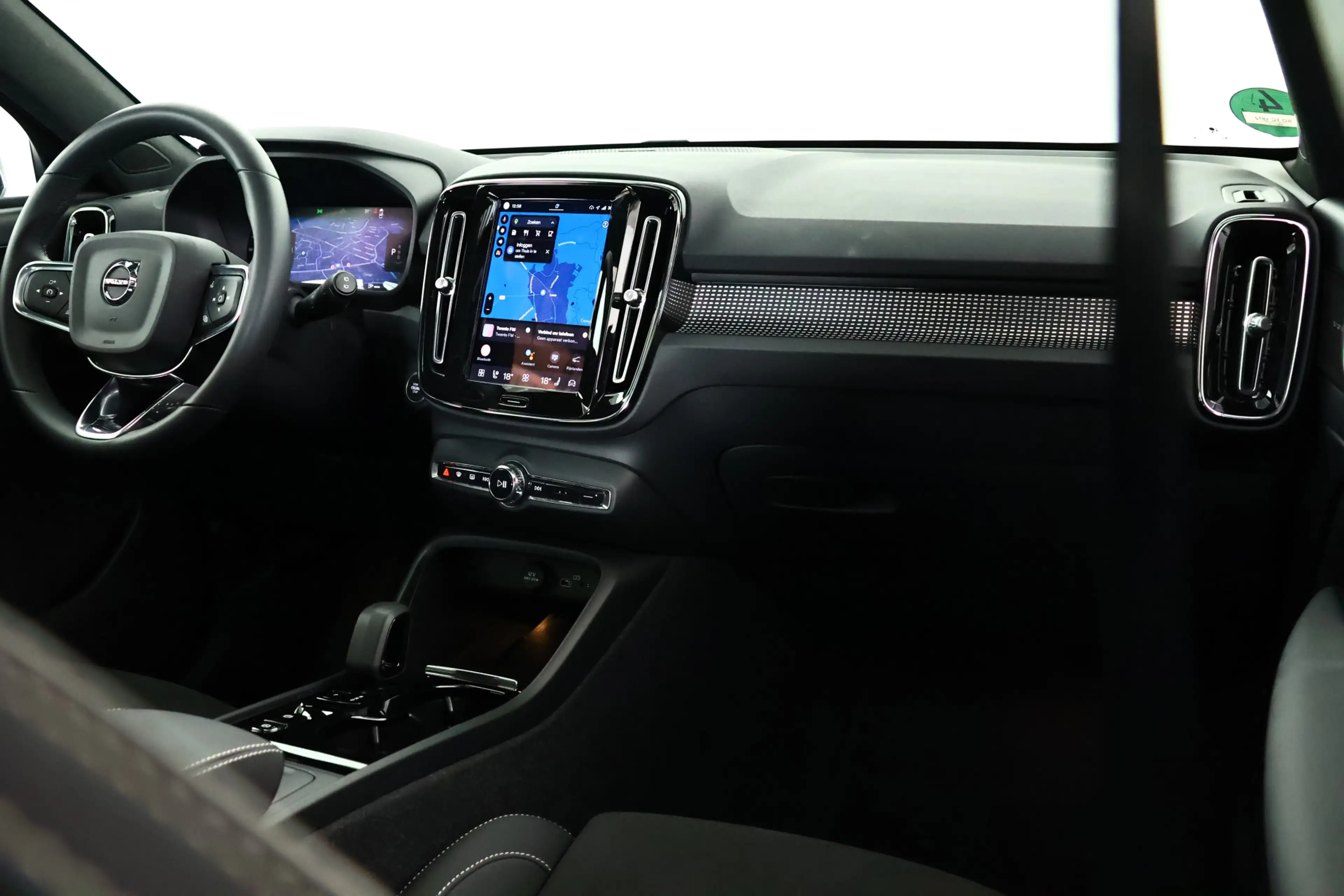 Volvo XC40 2.0 B4 AWD Ultimate Dark Pano / ACC / Harman Kardo — photo 8
