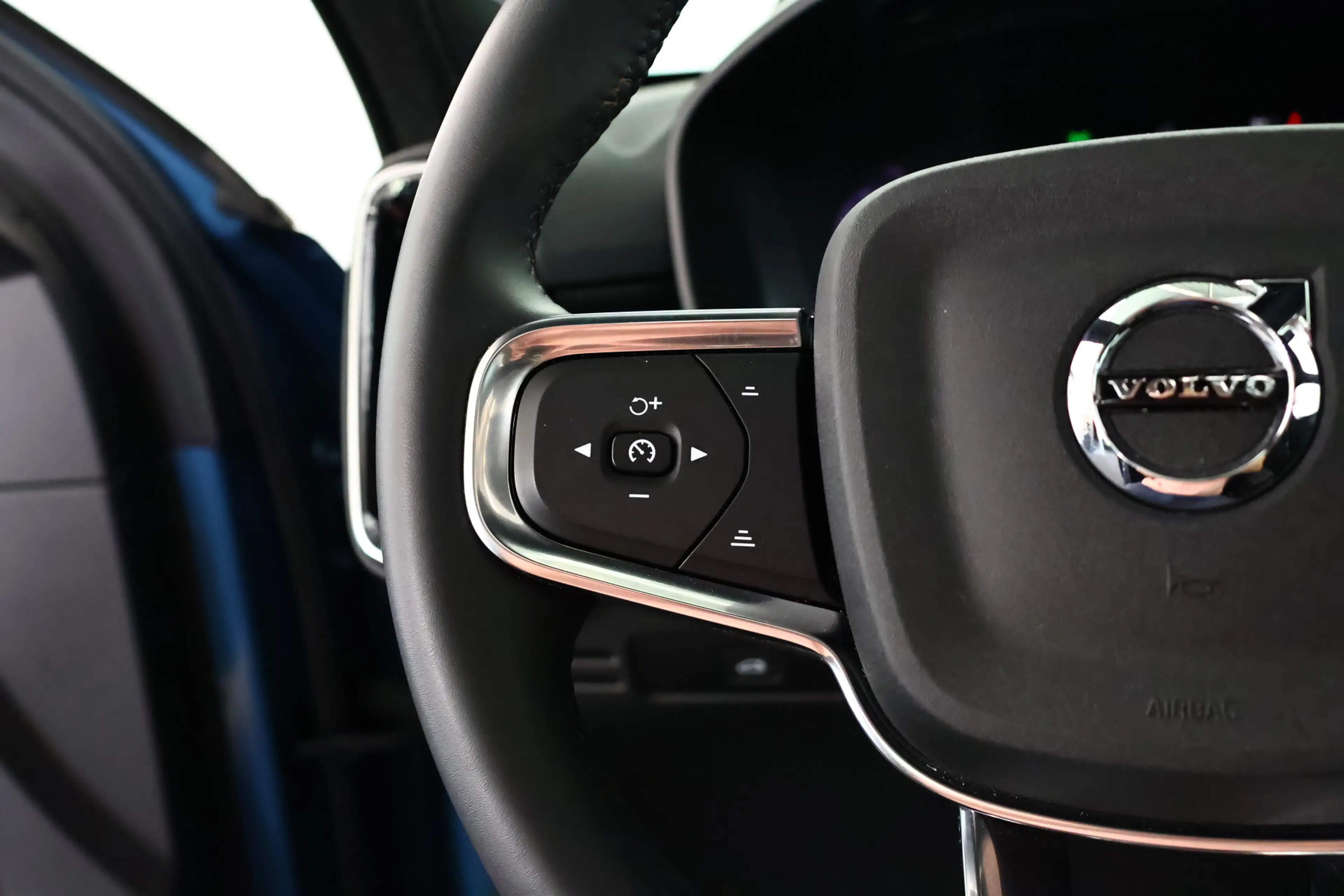 Volvo XC40 2.0 B4 AWD Ultimate Dark Pano / ACC / Harman Kardo — photo 27