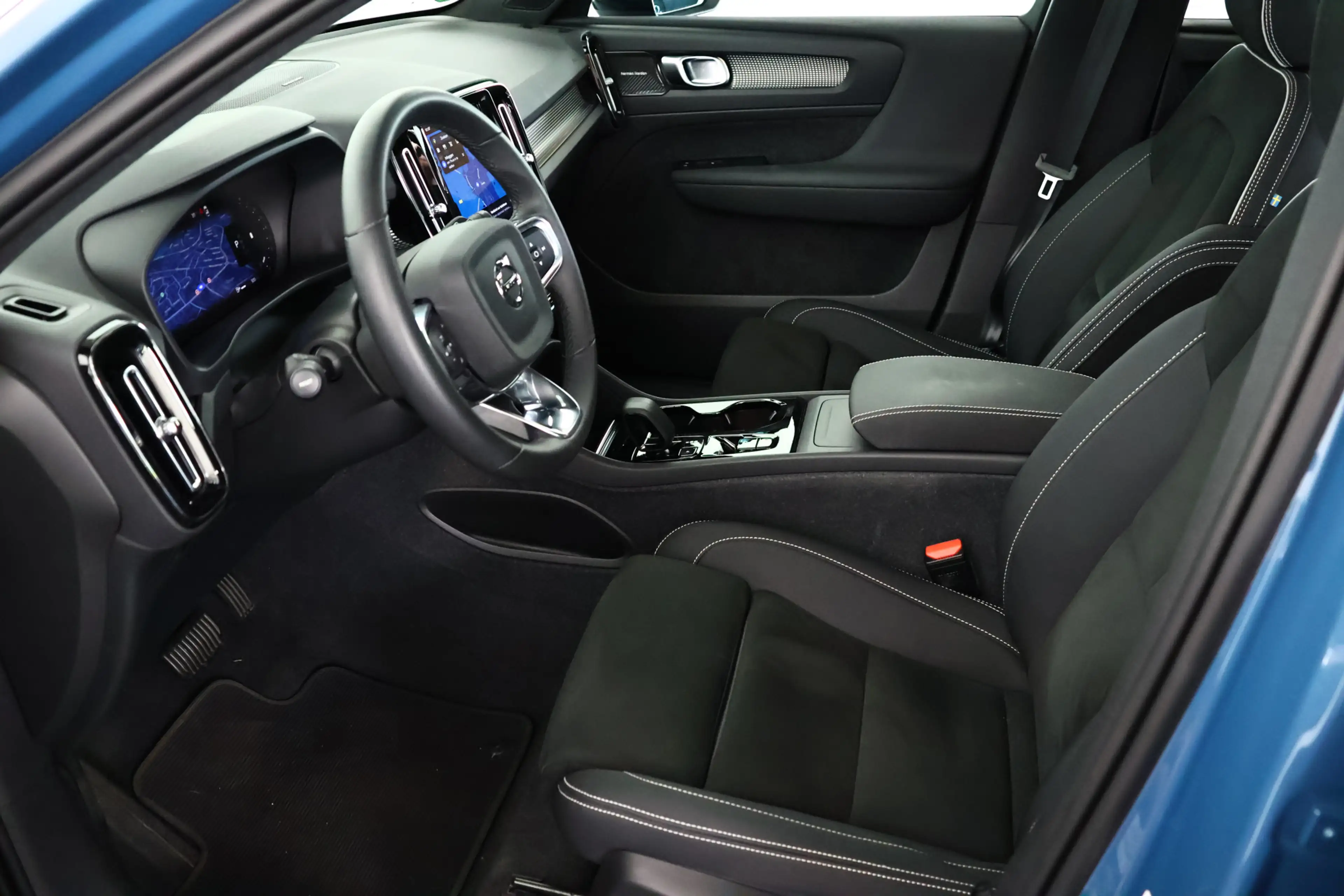 Volvo XC40 2.0 B4 AWD Ultimate Dark Pano / ACC / Harman Kardo — photo 13