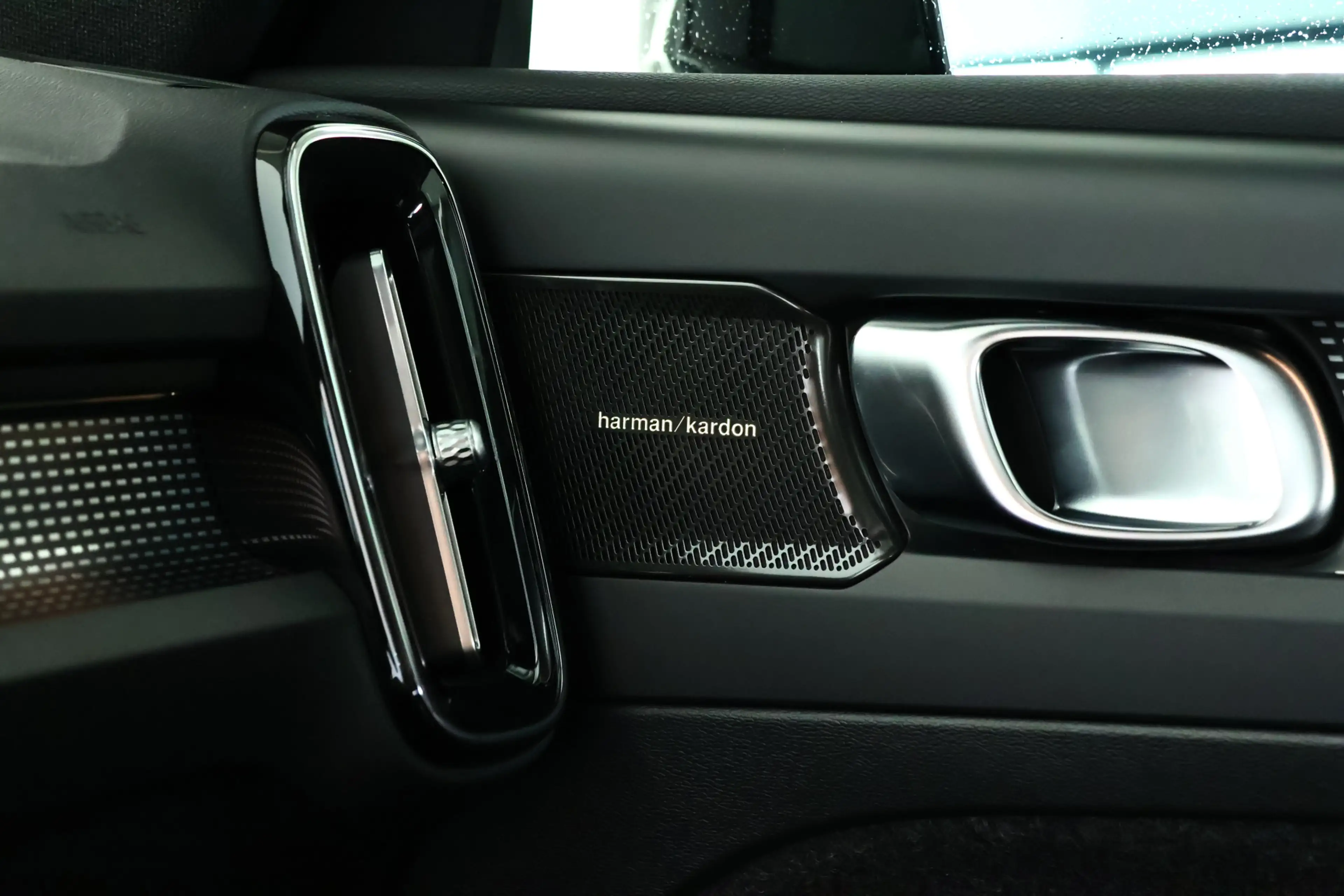 Volvo XC40 2.0 B4 AWD Ultimate Dark Pano / ACC / Harman Kardo — photo 18
