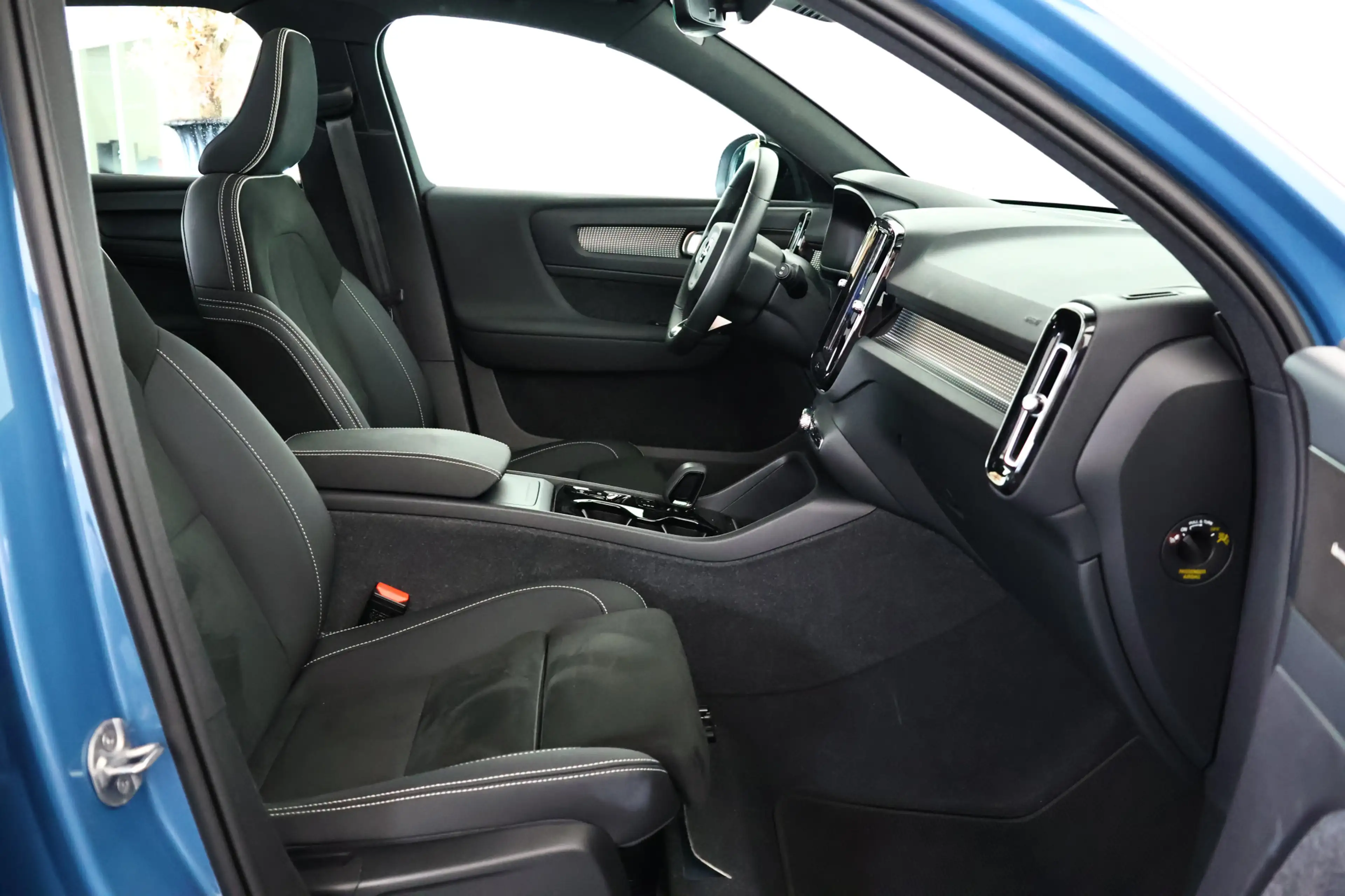 Volvo XC40 2.0 B4 AWD Ultimate Dark Pano / ACC / Harman Kardo — photo 14