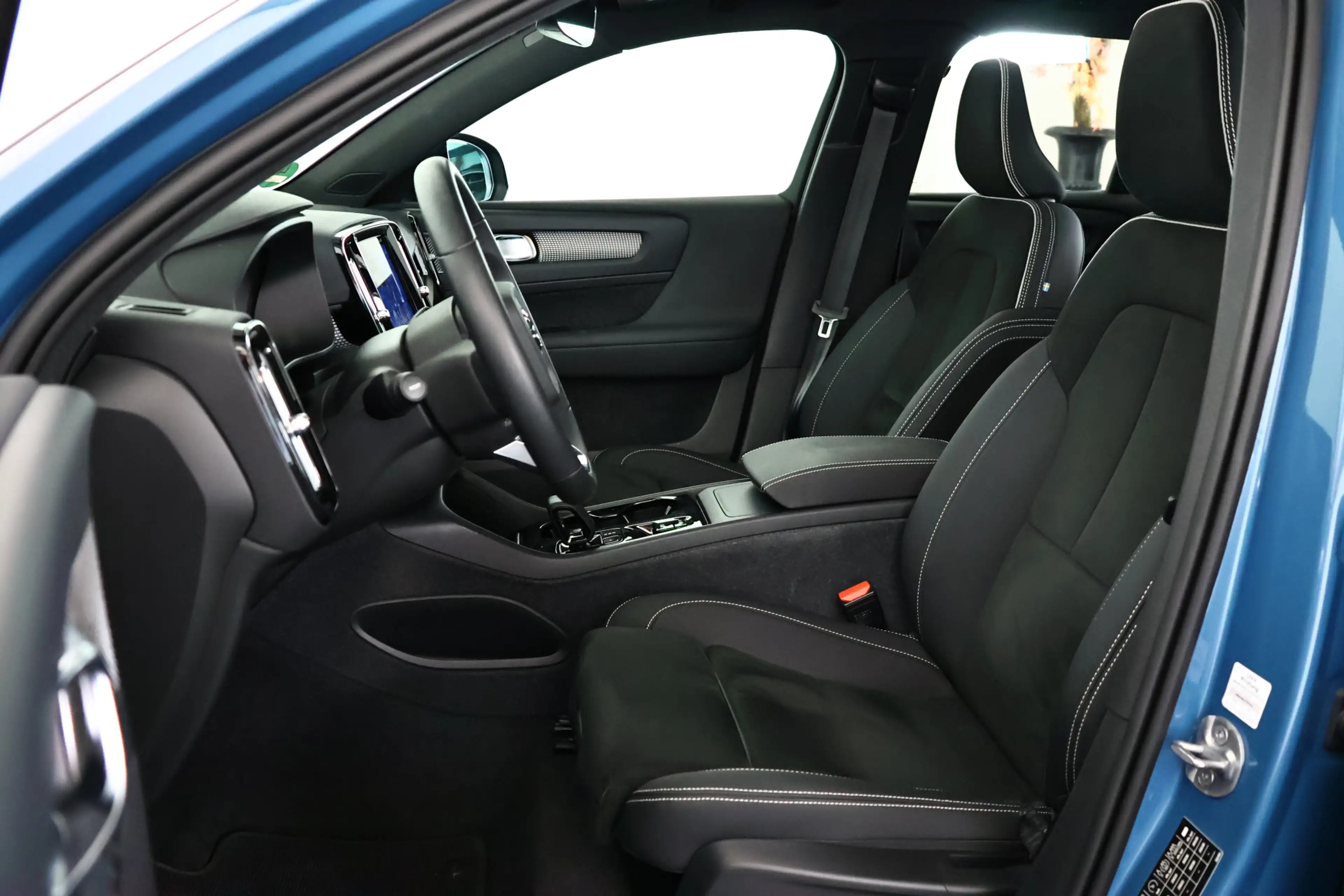 Volvo XC40 2.0 B4 AWD Ultimate Dark Pano / ACC / Harman Kardo — photo 3