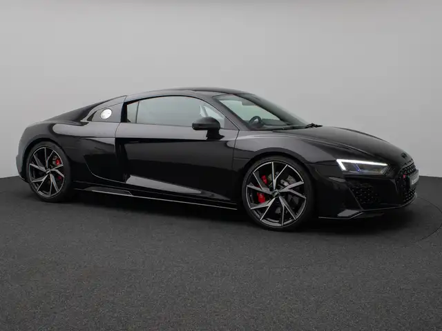 Audi R8 view 4